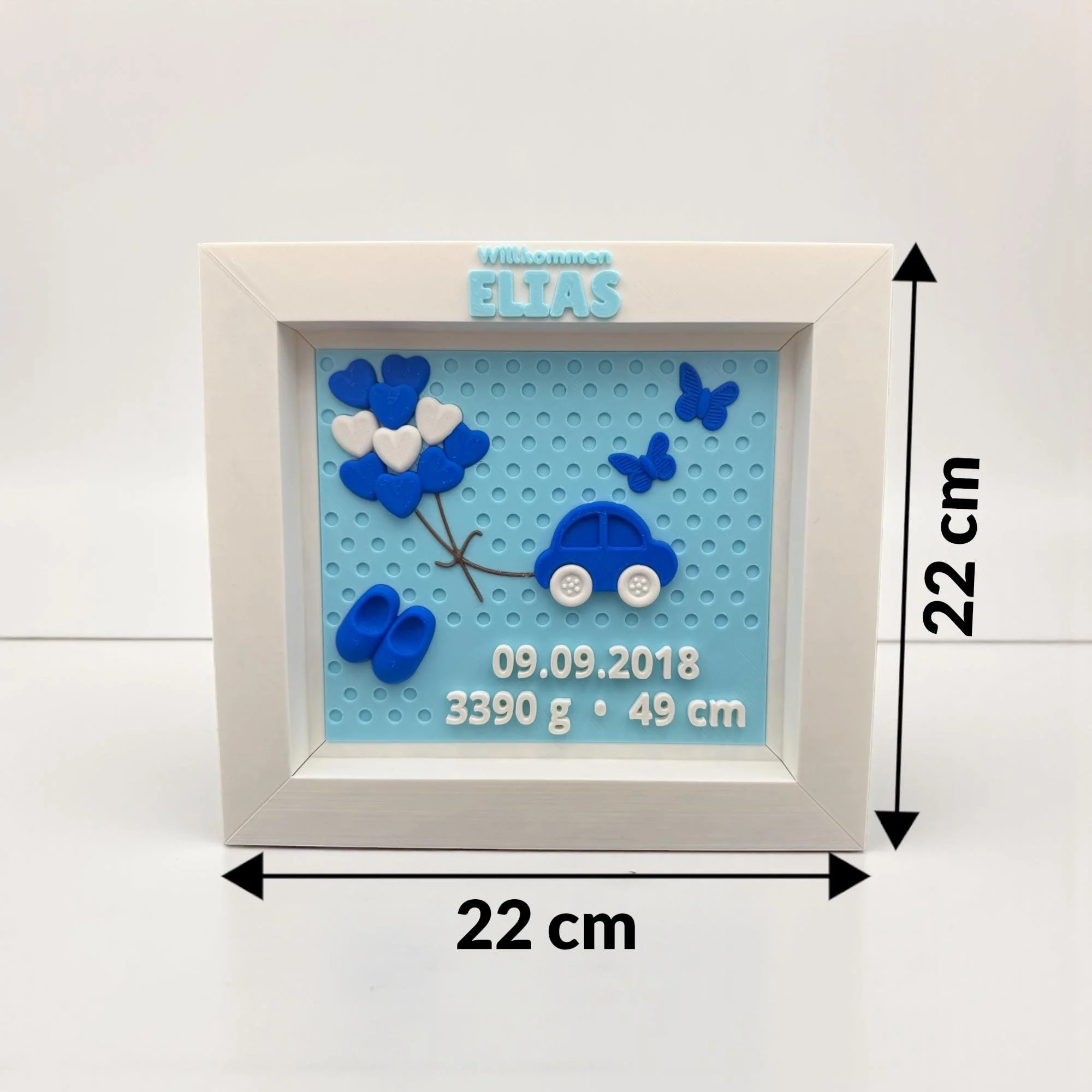 Personalisierte Geburtstafel in Blau und Weiß mit eingezeichneten Maßpfeilen und Größenangabe 22 cm zur Darstellung des Formats