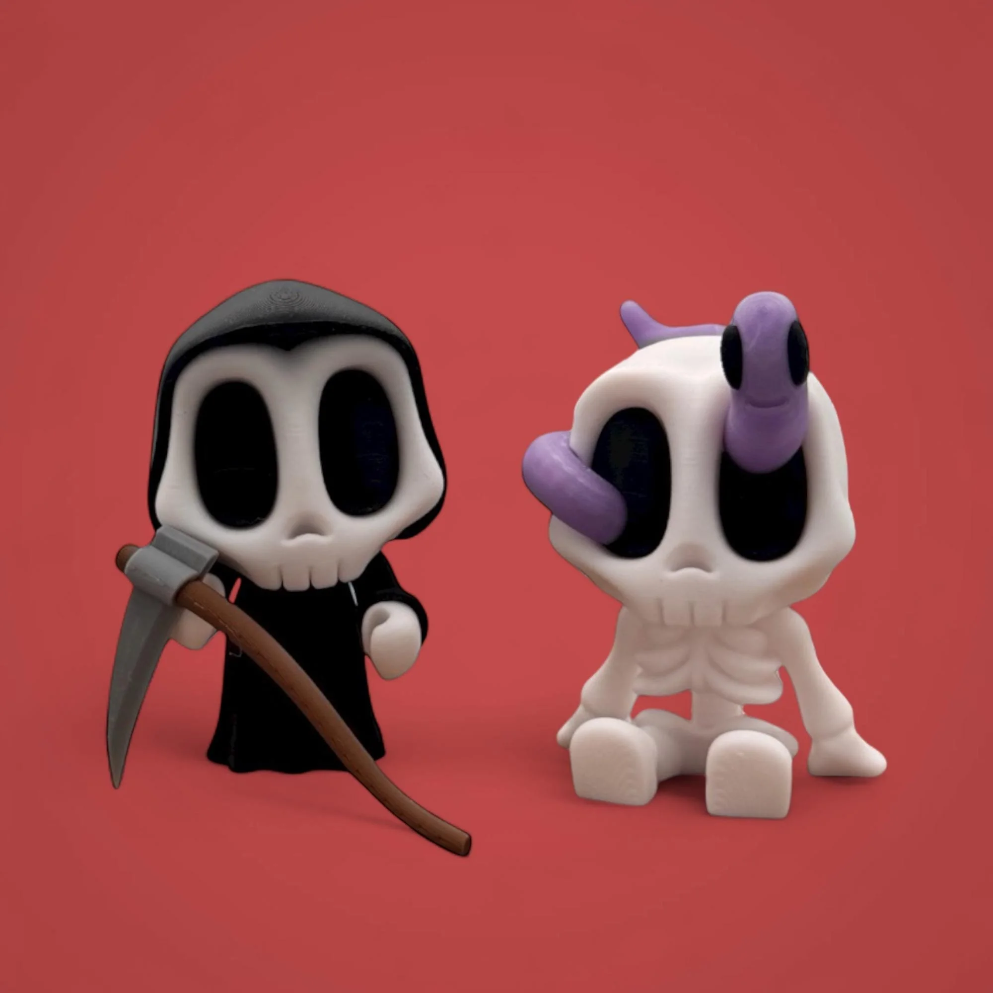 Zwei Mini-Skelett Figuren vor rotem Hintergrund: links mit Sense, rechts sitzend mit lila Wurm.