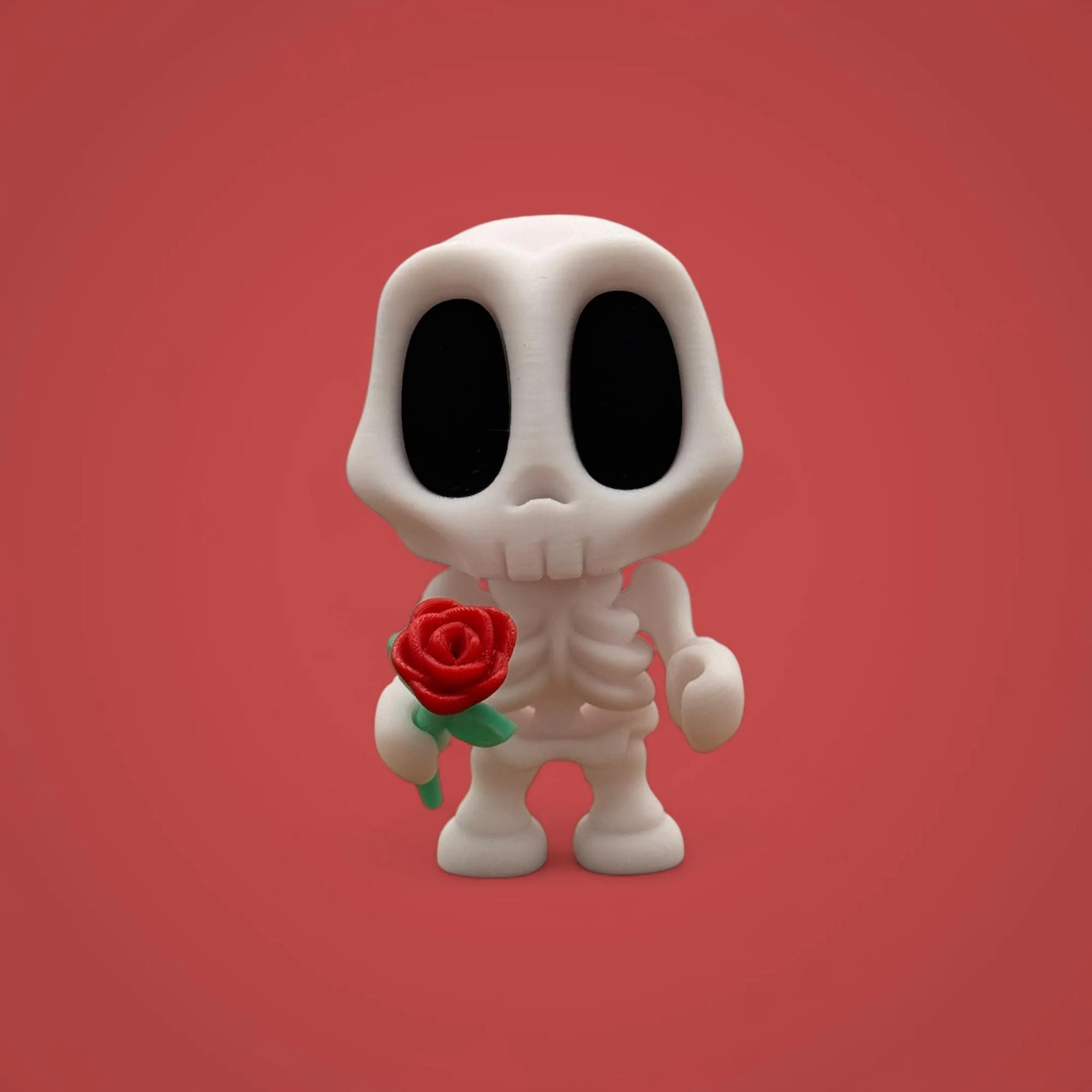 Weißes Mini-Skelett mit roter Rose vor rotem Hintergrund.