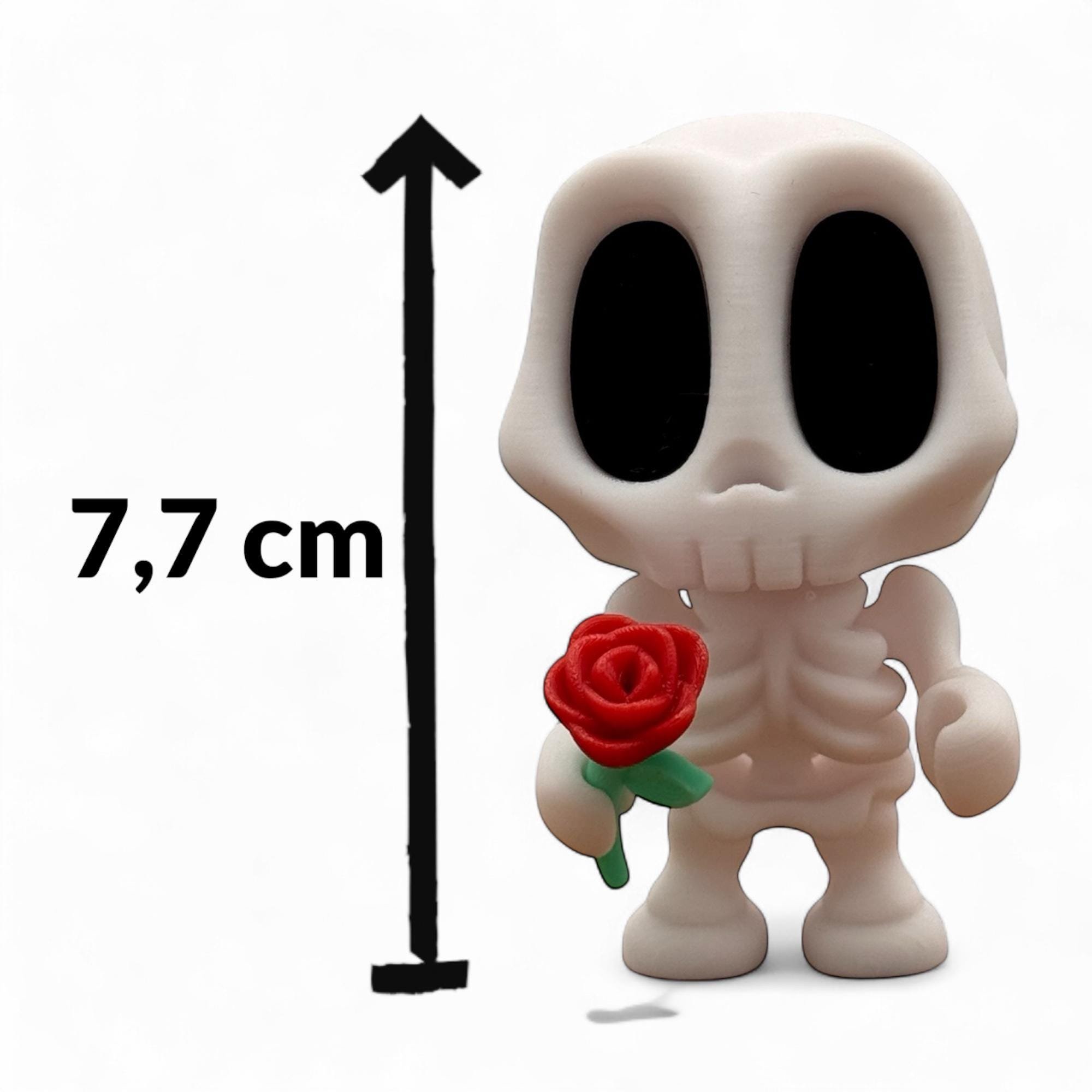 Mini-Skelett mit roter Rose vor weißem Hintergrund mit Höhenangabe 7,7 cm.