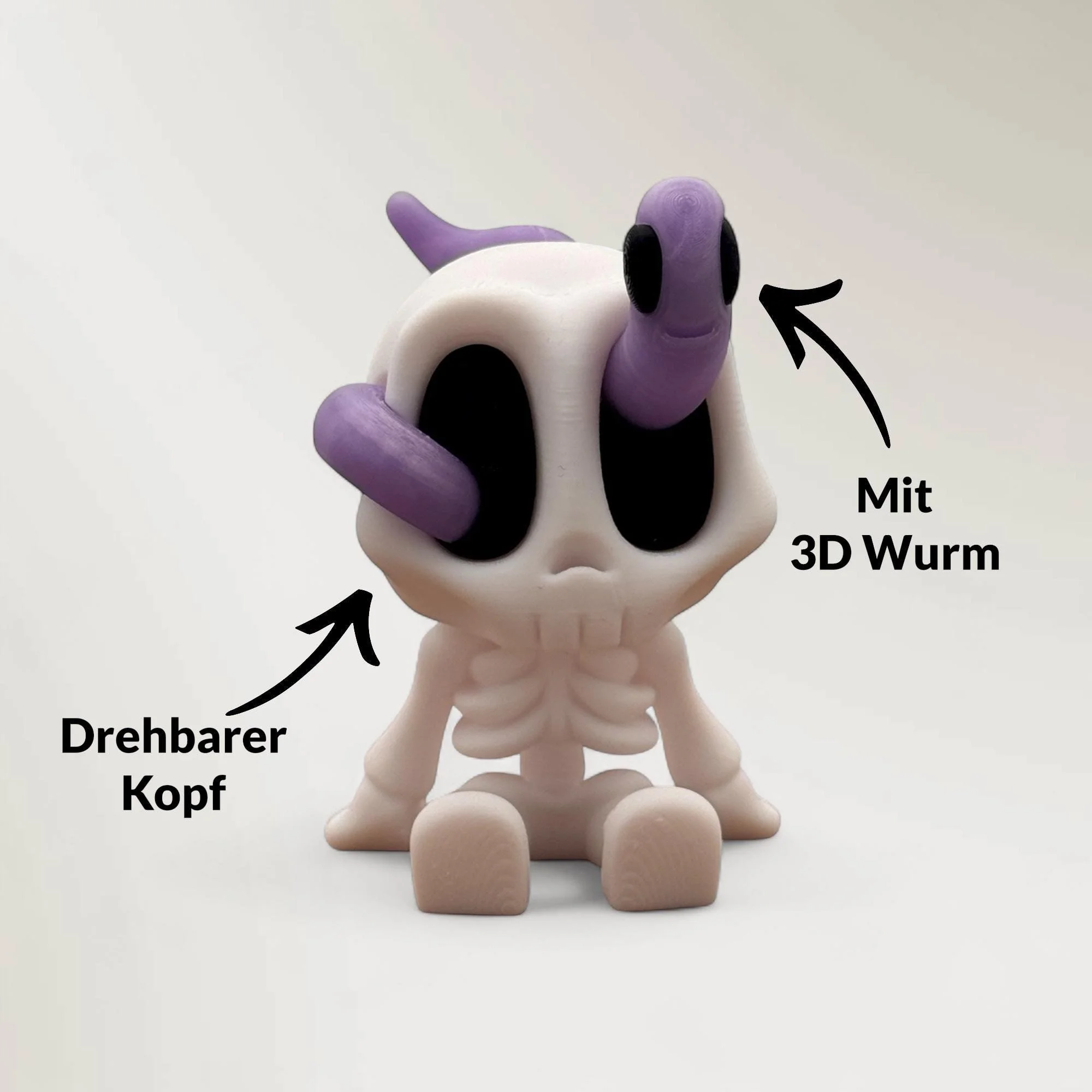 Sitzendes Mini-Skelett mit lila Wurm auf dem Kopf und Pfeilen zu Kopf und Wurm.