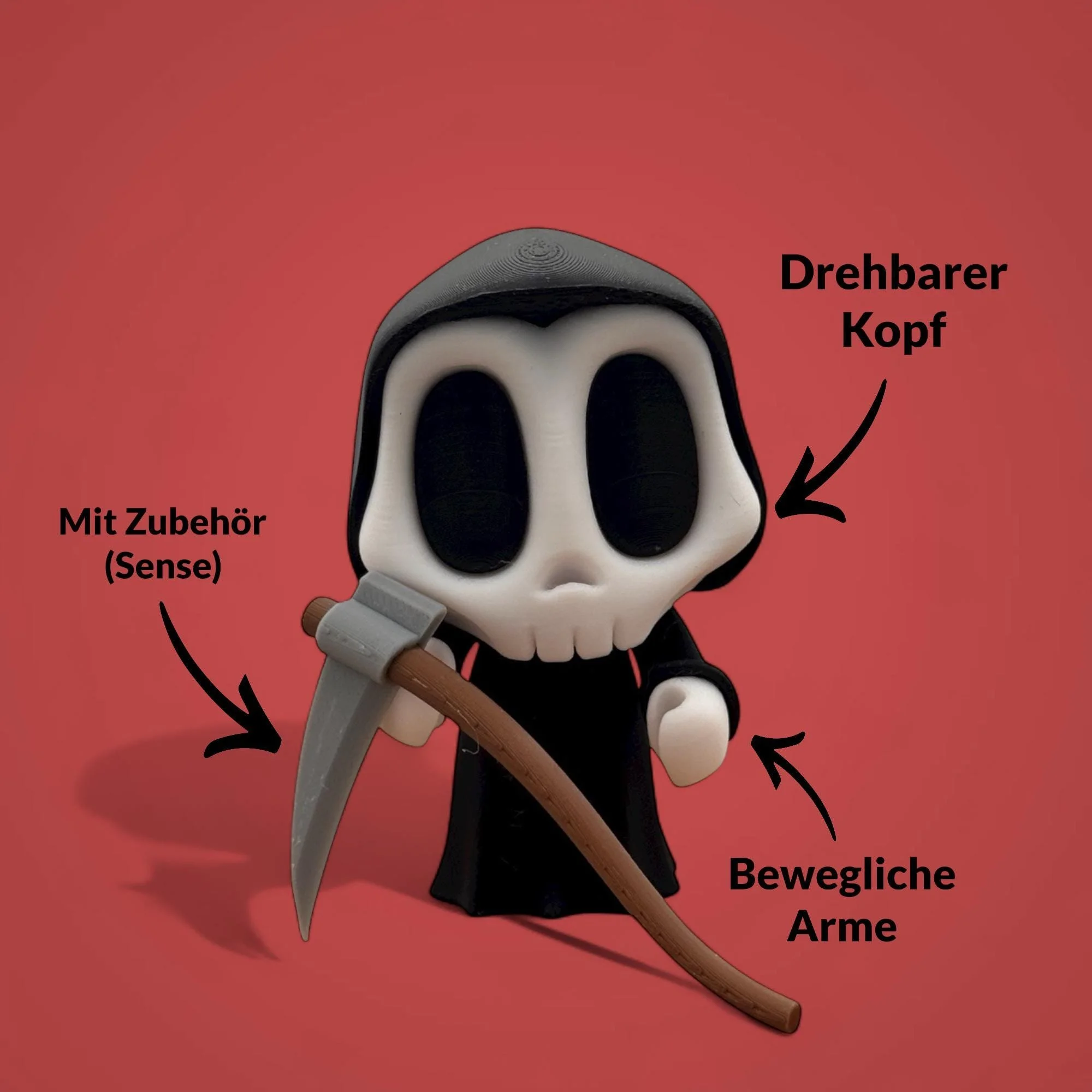 Schwarzes Mini-Skelett mit Sense vor rotem Hintergrund. Schwarze Pfeile und Beschriftungen markieren drehbarer Kopf, bewegliche Arme und mit Zubehör Sense. Die Figur ist frontal dargestellt.