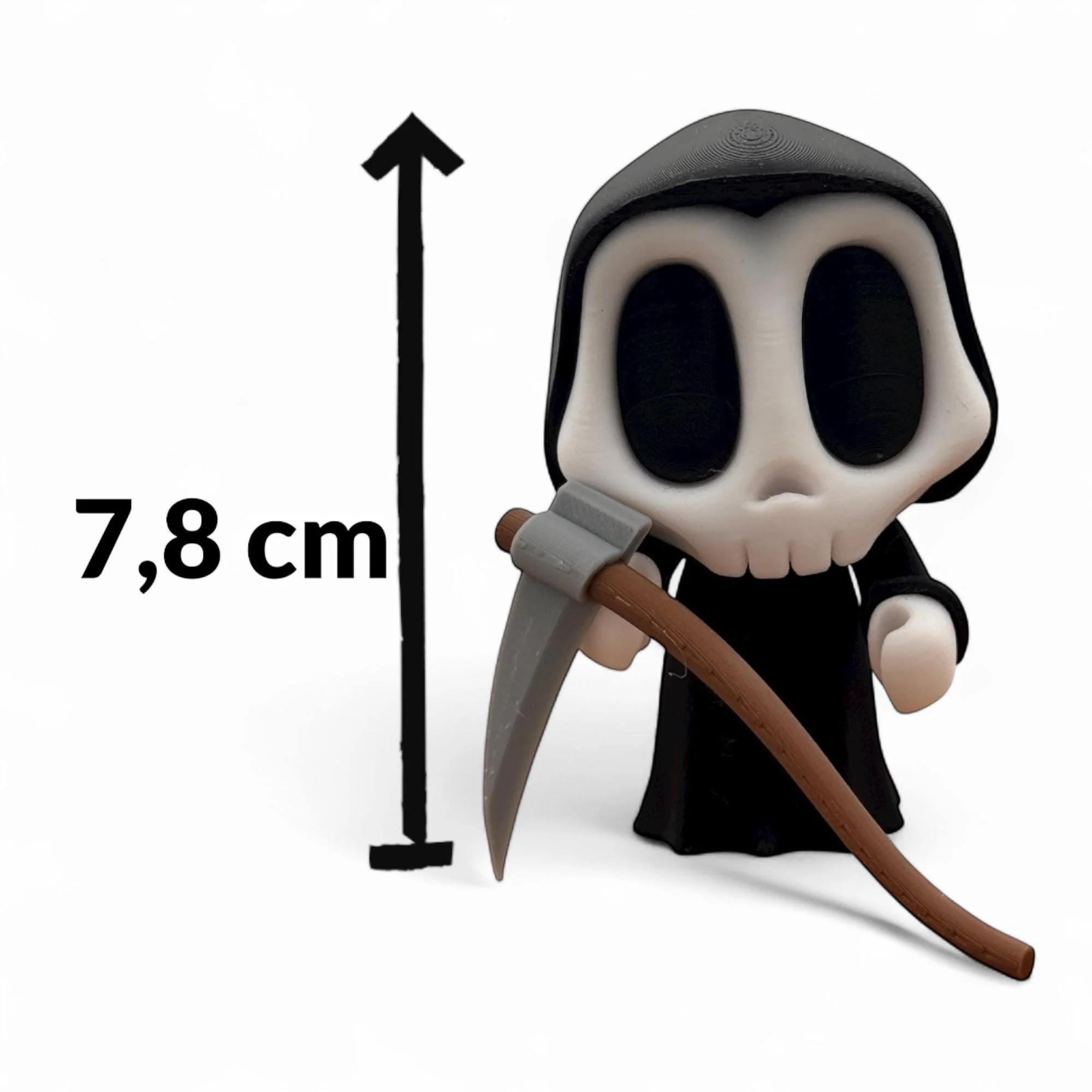 Schwarzes Mini-Skelett mit Sense steht vor weißem Hintergrund. Links daneben zeigt ein schwarzer Pfeil die Höhe von 7,8 cm. Die Figur ist frontal zu sehen und vollständig abgebildet.