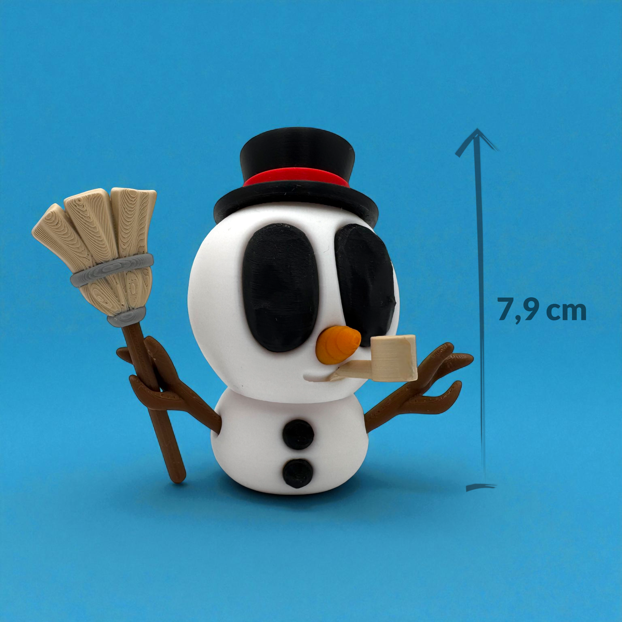 Schwarze Snowblobs Figur mit Zylinder und Besen auf blauem Hintergrund, ergänzt durch eine Höhenangabe von 7,9 cm.