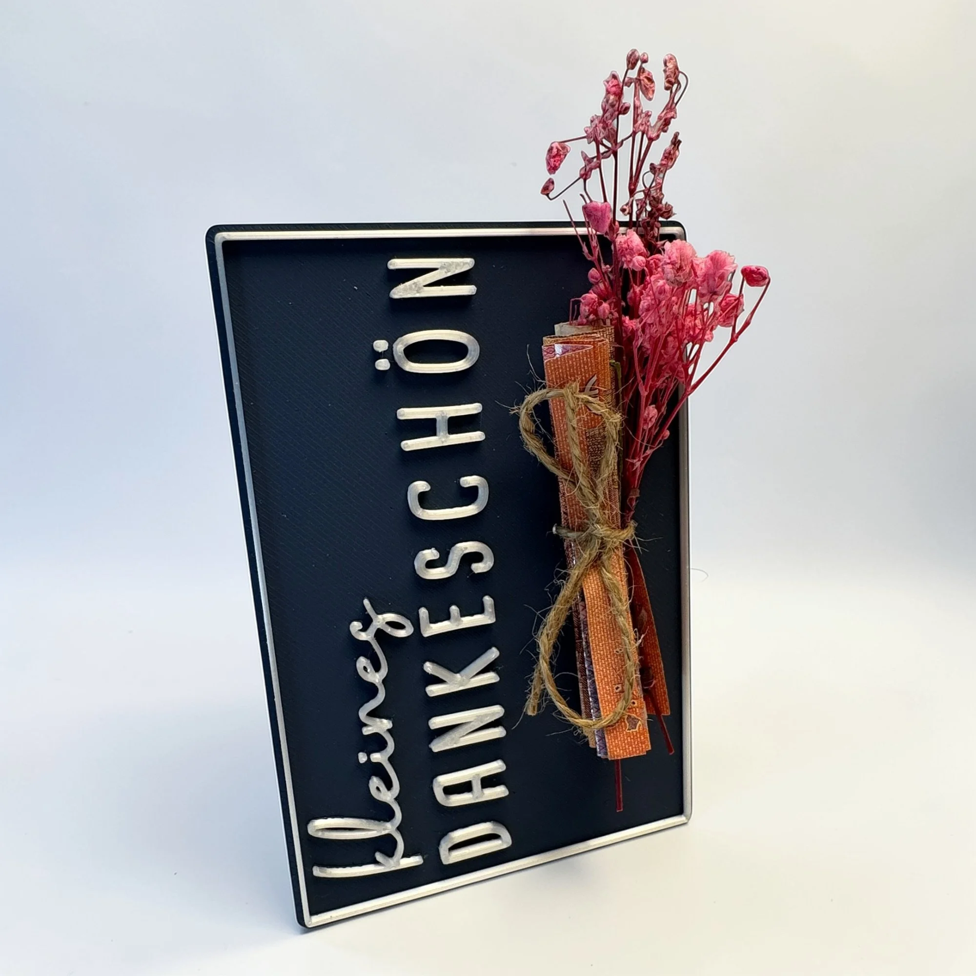 Geldgeschenk Karte kleines Dankeschön in Dunkelblau mit weißer und goldener Schrift, Trockenblumen und eingerolltem Schein auf hellem Hintergrund