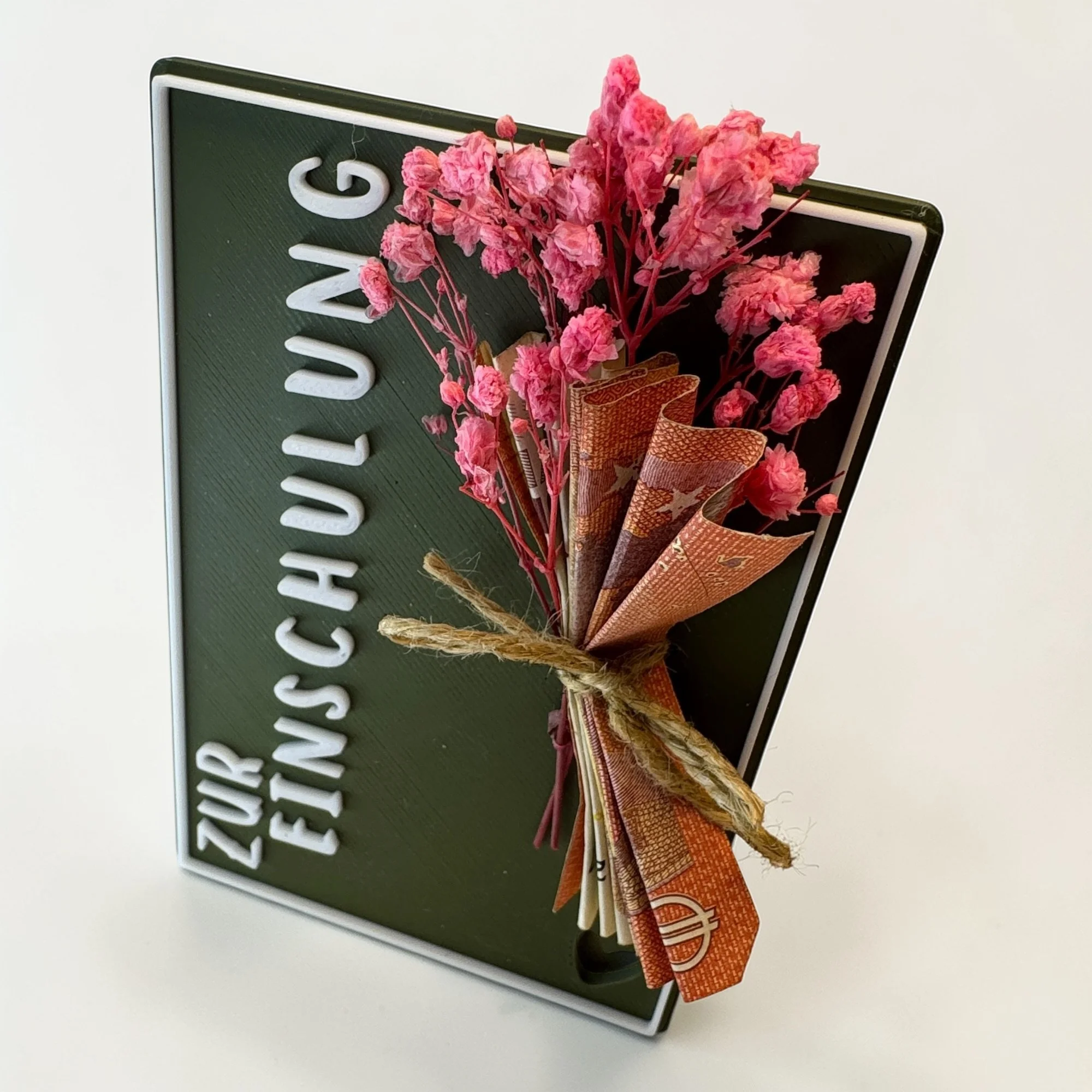 Detail der Einschulungskarte mit gebündelten Trockenblumen und Band, dekorativ fixiert auf der Vorderseite, Fokus auf Material und Gestaltung