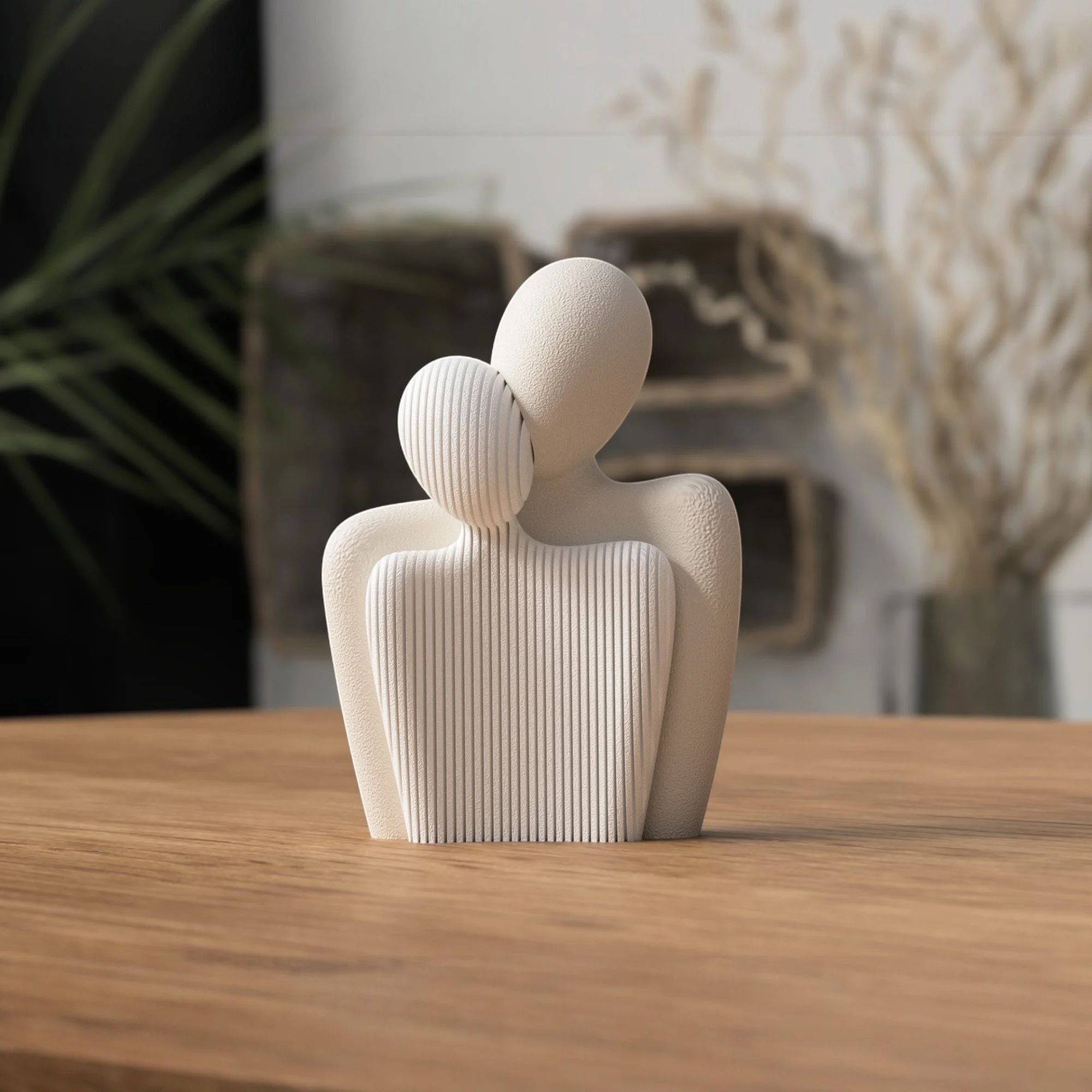 Abstrakte Paarfigur aus zwei Teilen auf Holztisch, moderne Liebespaar Skulptur in Weiß als stilvoller Wohnaccessoire-Akzent.