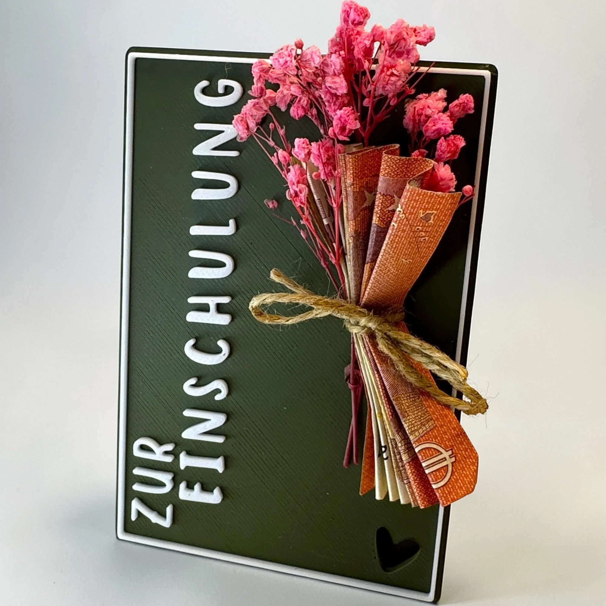 Zur Einschulung Karte mit kräftigem rosa Trockenblumenstrauß und Schleife, modernes Design mit praktischem Fach für Geldgeschenke