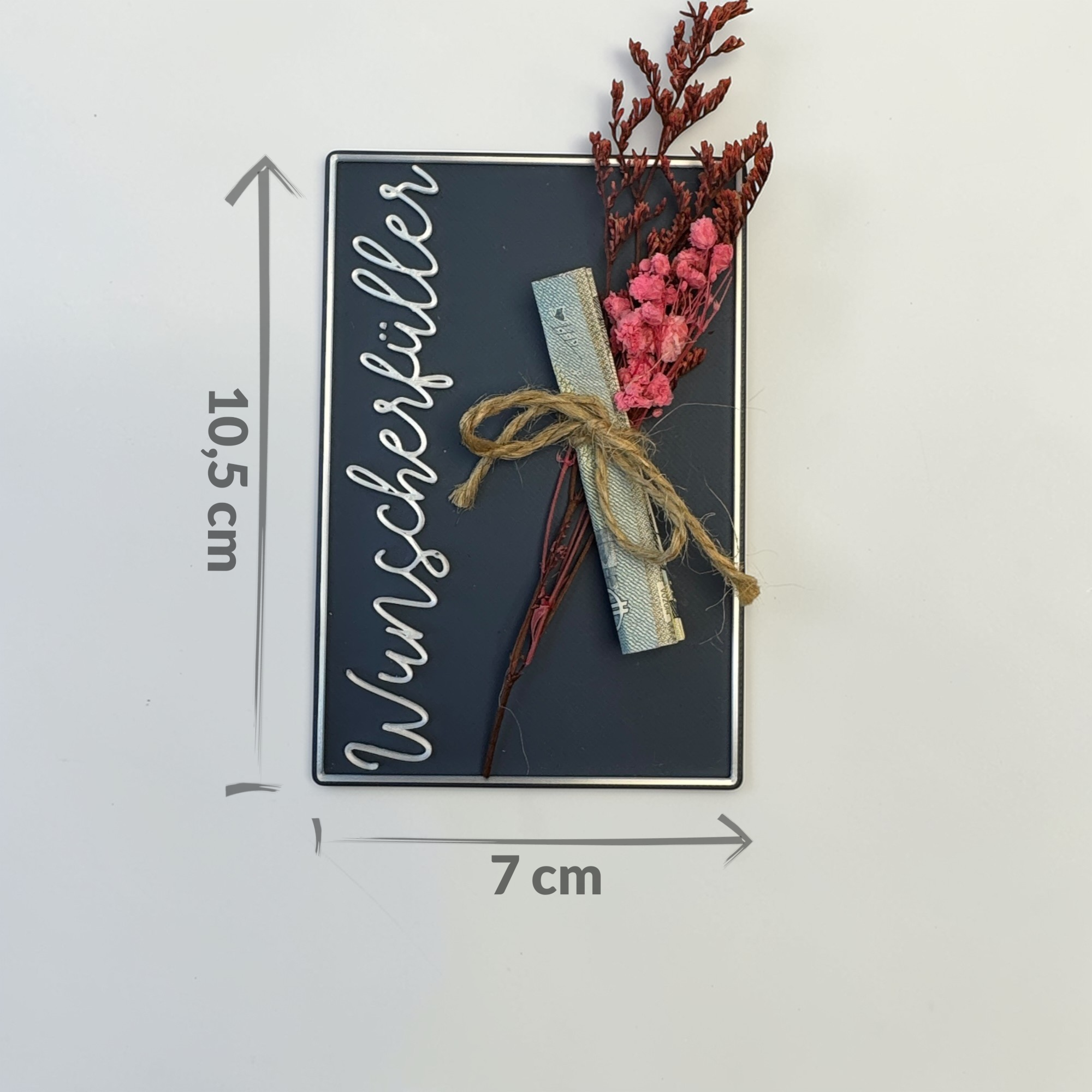 Geldgeschenk Karte Wunscherfüller im Format 7 x 10,5 cm mit Maßangaben, weißer Schrift und floraler Dekoration auf hellem Hintergrund