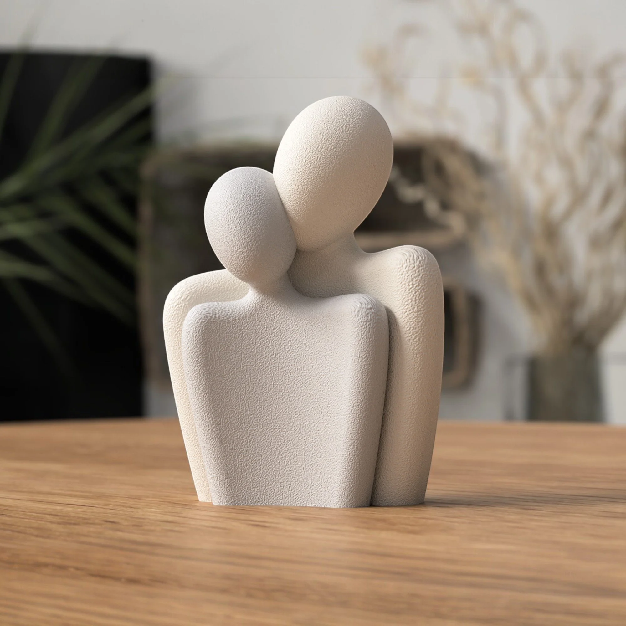 Einzelnes Element der zweiteiligen Paar Skulptur in Weiß auf Holztisch, organisch geformt mit weicher Oberfläche als modernes Dekoobjekt.