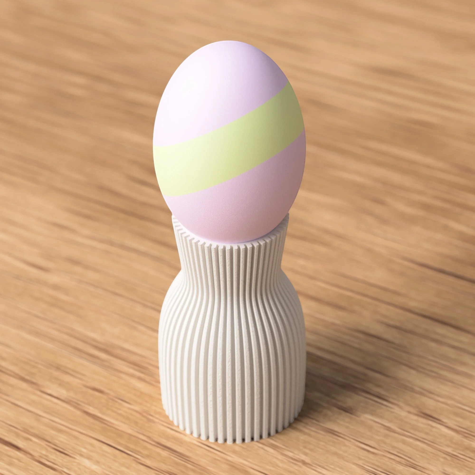 Wendbarer Eierbecher mit geriffelter Form und pastellfarbenem Ei auf Holzoberfläche, stilvoller Akzent für Osterdeko und gedeckten Frühstückstisch.