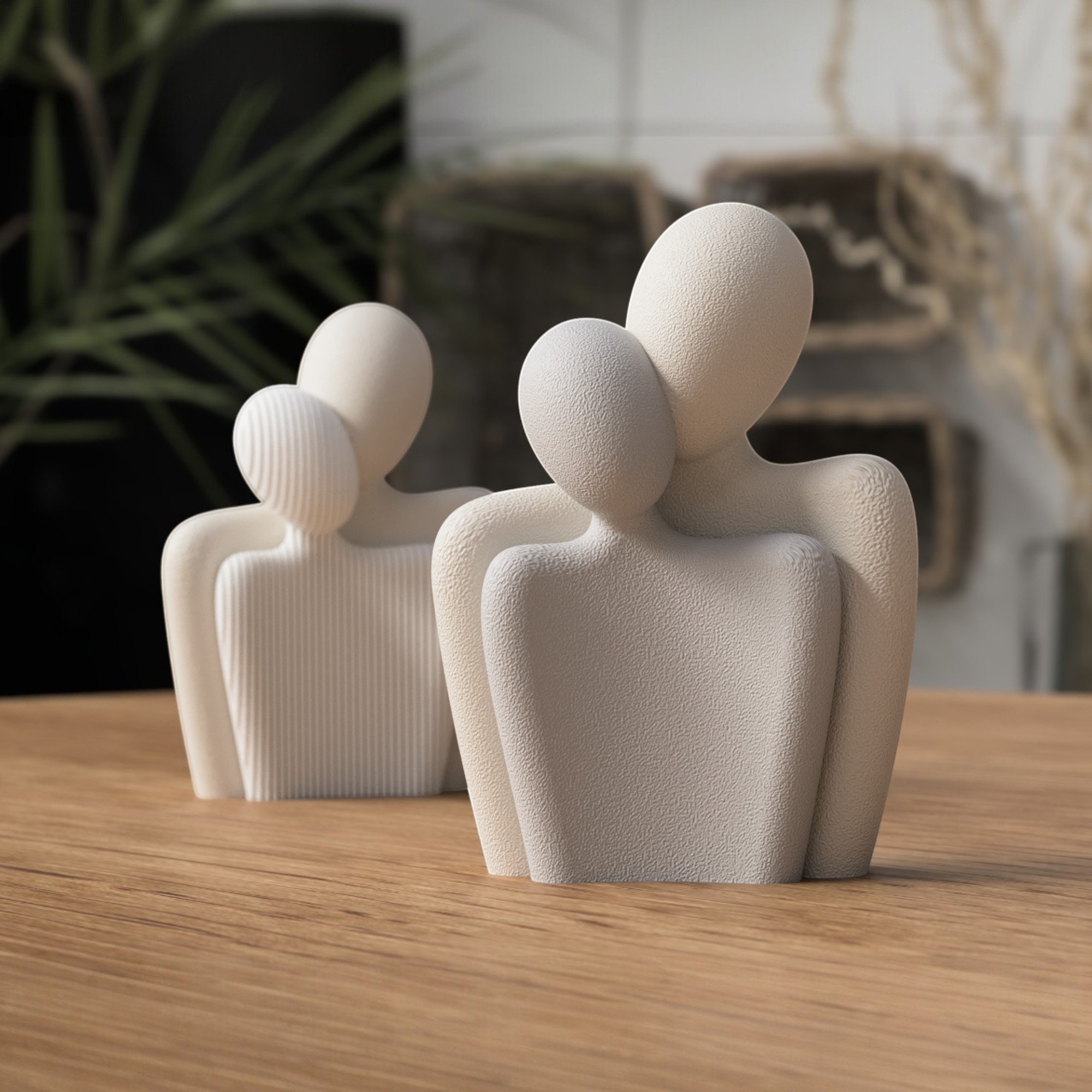 Zusammengesetzte Liebespaar Statue auf Holztisch vor dezentem Hintergrund, moderne Dekofigur für Wohnzimmer, Schlafzimmer oder Regal.