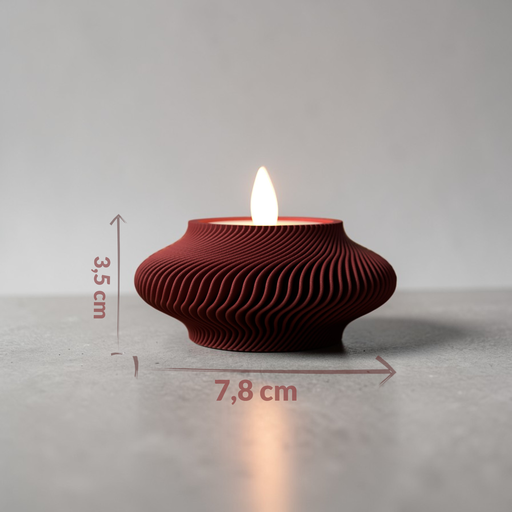 Dunkelroter LED-Teelichthalter mit feinen Rippen in Seitenansicht, ergänzt um Größenangaben zur Höhe und Breite des dekorativen Lichtobjekts.