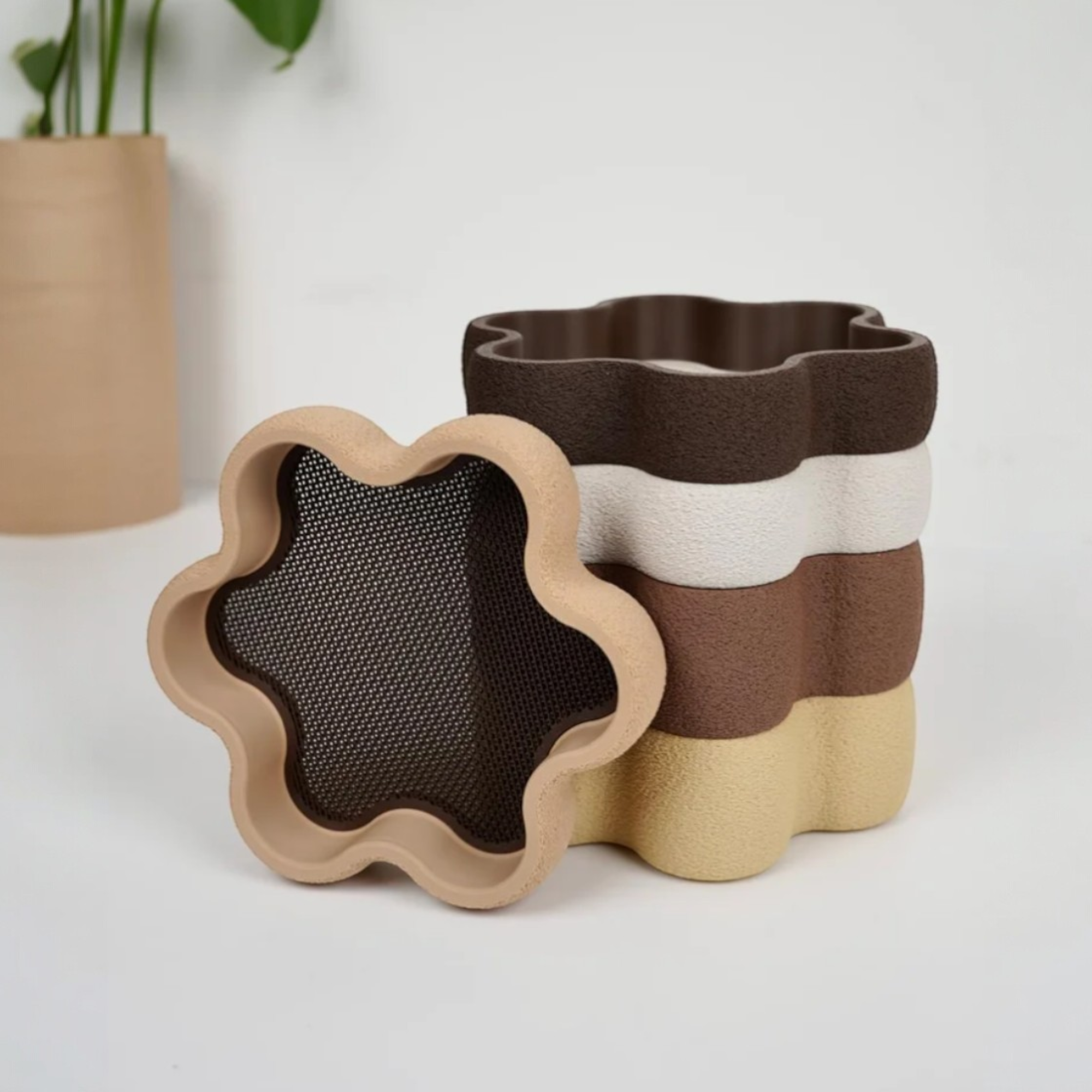 Zwei Schmuckschalen in Blumenform in unterschiedlichen Höhen und Farbkombinationen, nebeneinander aufgestellt vor hellem Hintergrund.