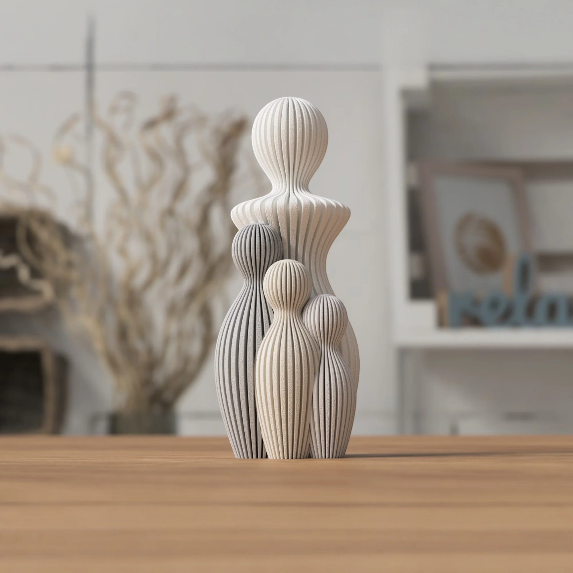 Familienfigur mit Mutter und vier Kindern in moderner, fließender Gestaltung, dekorativ platziert auf Tisch mit natürlicher Ausstrahlung