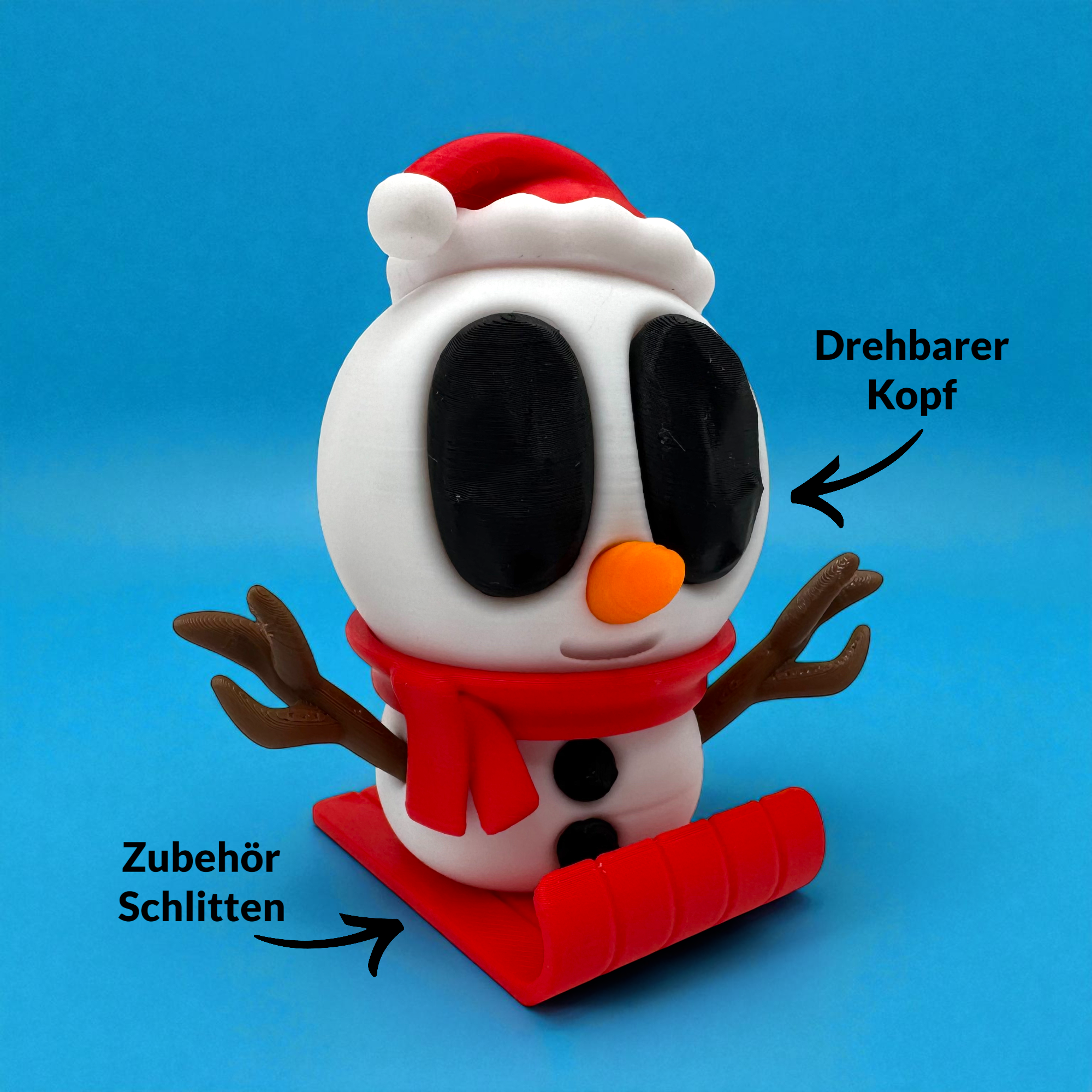 Rote Schneemannfigur mit Schlitten auf blauem Hintergrund, mit Beschriftungen zu drehbarem Kopf und abnehmbarem Zubehör.