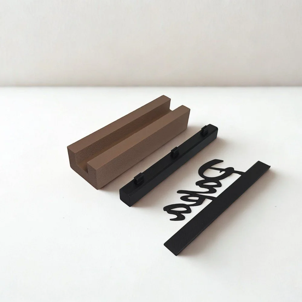 Seitliche Ansicht des Fotohalters mit braunem Holzständer und schwarzem Schriftzug Papa, geeignet für Fotos, Karten und kleine Erinnerungsstücke