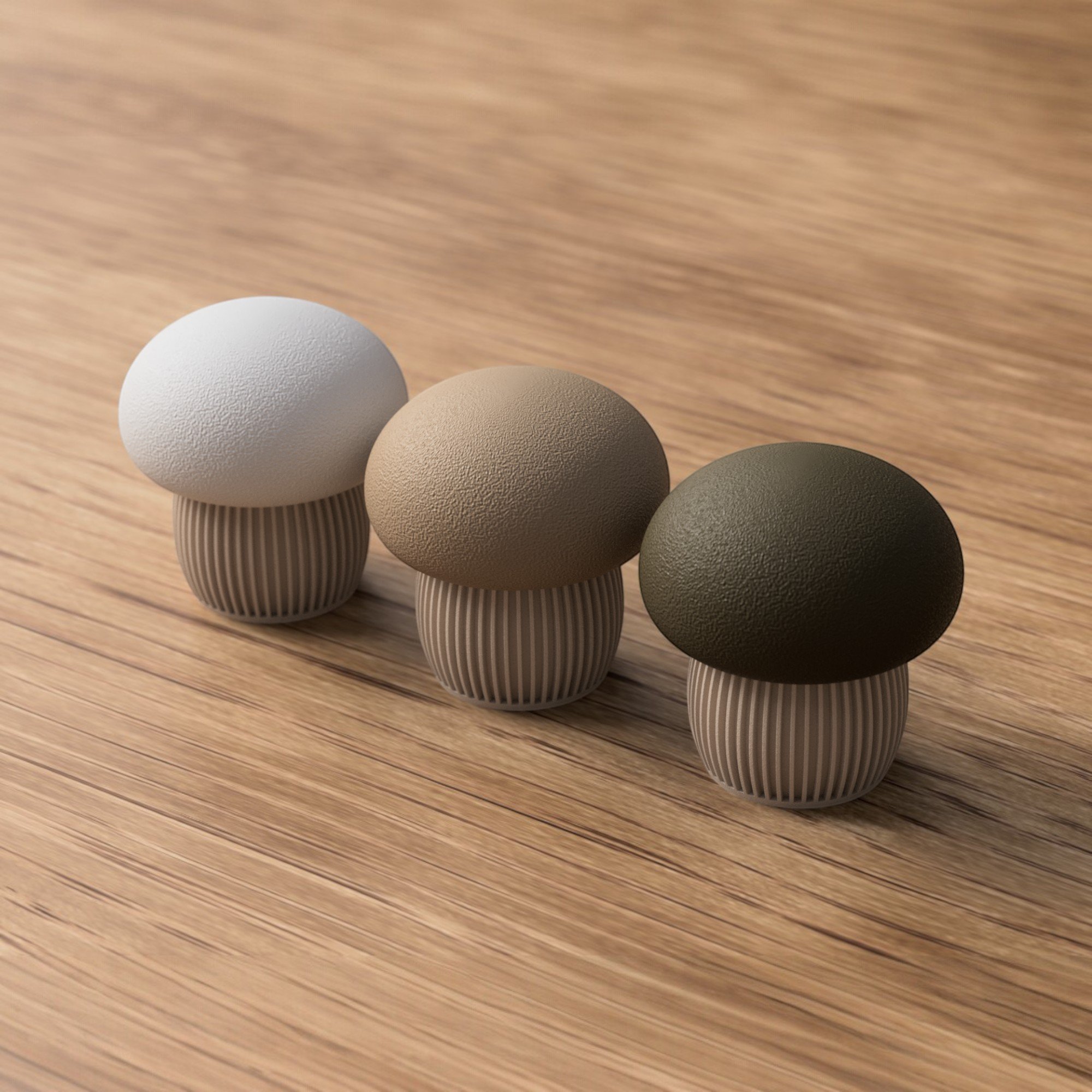 Drei Pilz Behälter in abgestuften Größen mit beigen Unterteilen und Deckeln in Weiß, Beige und Dunkelgrün auf Holz arrangiert.