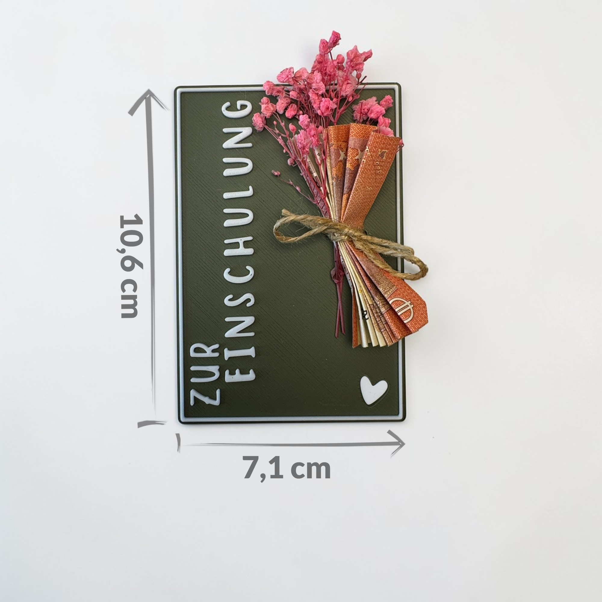 Dunkelgrüne Geschenkkarte Zur Einschulung mit rosa Blütenstrauß und eingeblendeten Maßen von 10,6 x 7,1 Zentimetern.