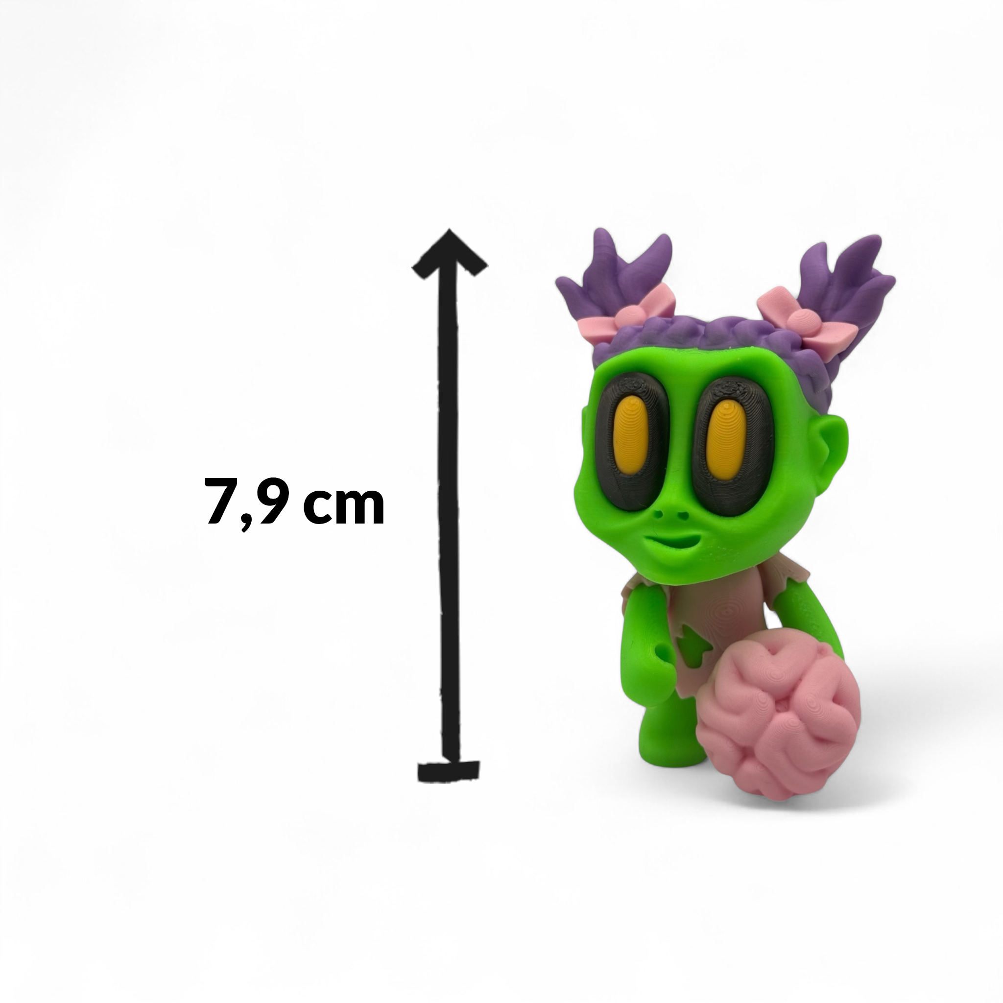 Kleine Zombiefigur mit pinkem Gehirn und Größenangabe 7,9 cm, passend als 3D-gedruckte Deko für Regal oder Schreibtisch.