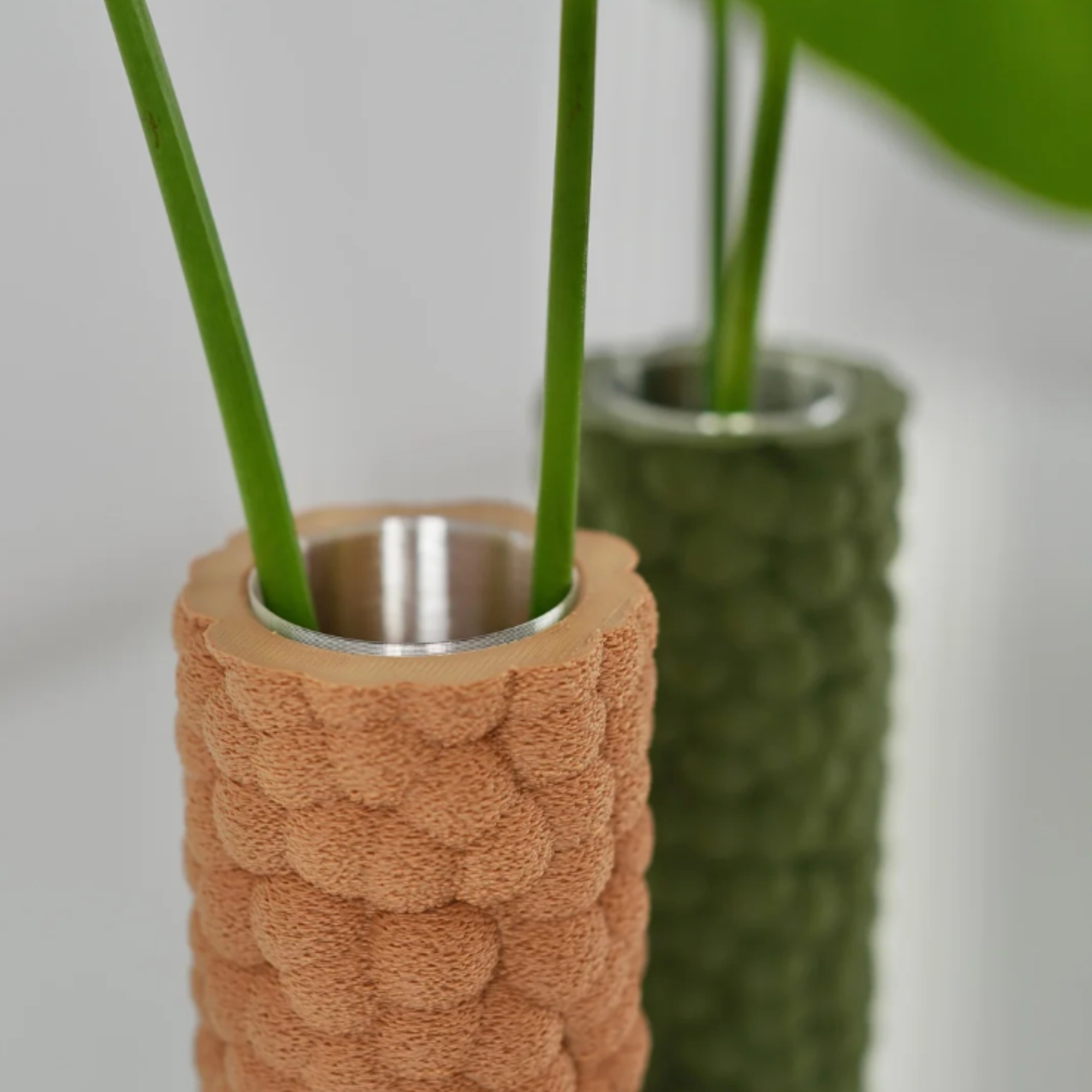 Detailansicht der beigefarbenen Brisa Dekovase mit blasenartiger Oberfläche und schmaler Öffnung für einzelne Blumenstiele.