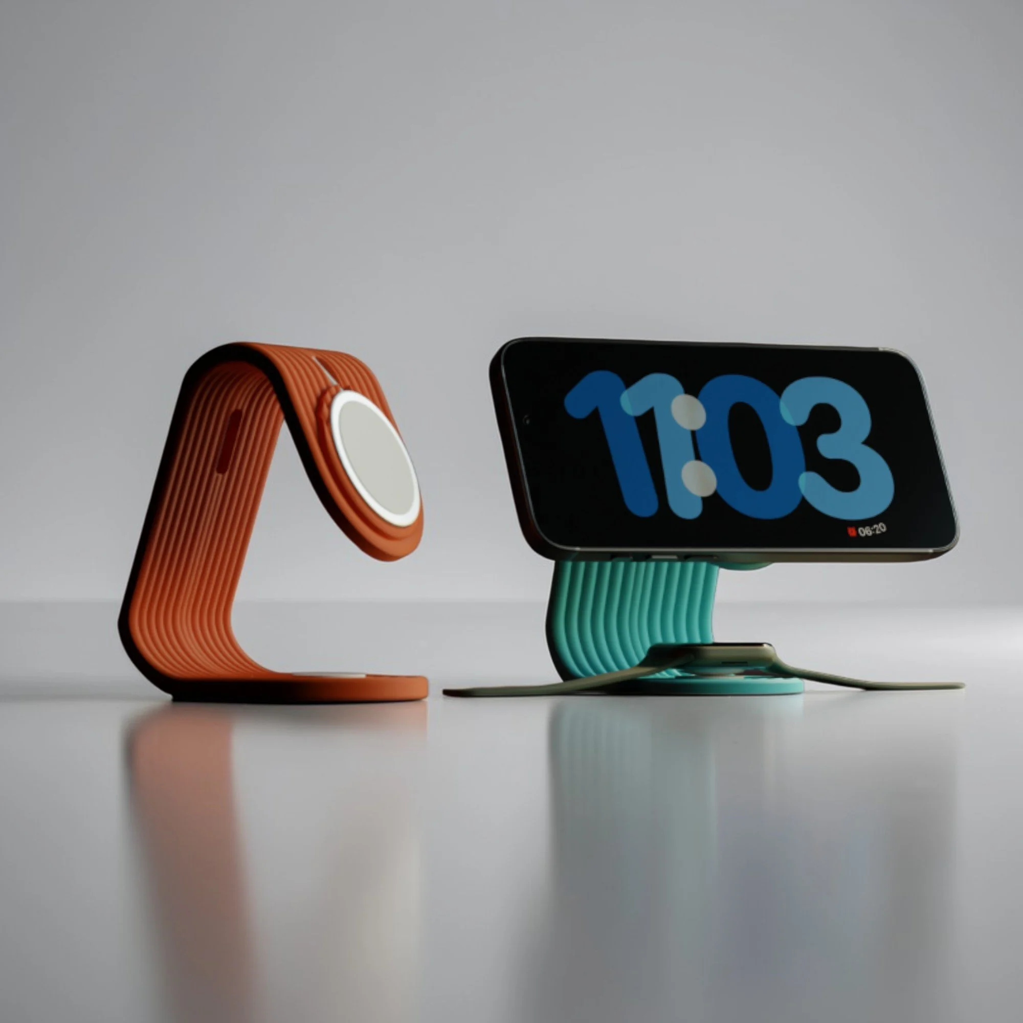 2-in-1 MagSafe Halterung für iPhone und Apple Watch in Orange und Petrol auf hellem Hintergrund, mit kompakter Form und integrierter Kabelführung