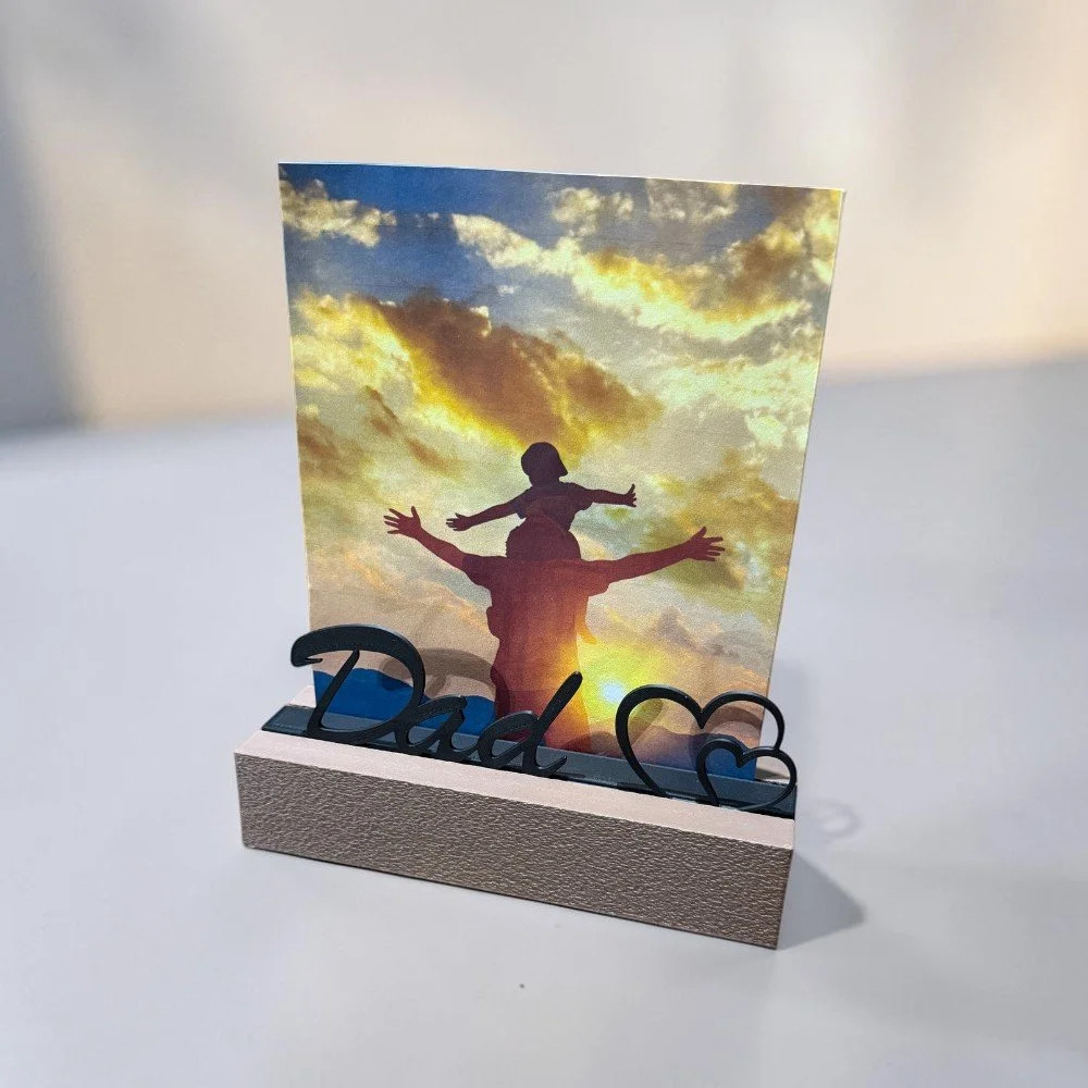 Foto- und Kartenhalter Papa mit eingesetztem Erinnerungsfoto auf grauem Ständer als persönliches Geschenk für Vatertag, Geburtstag oder den Schreibtisch