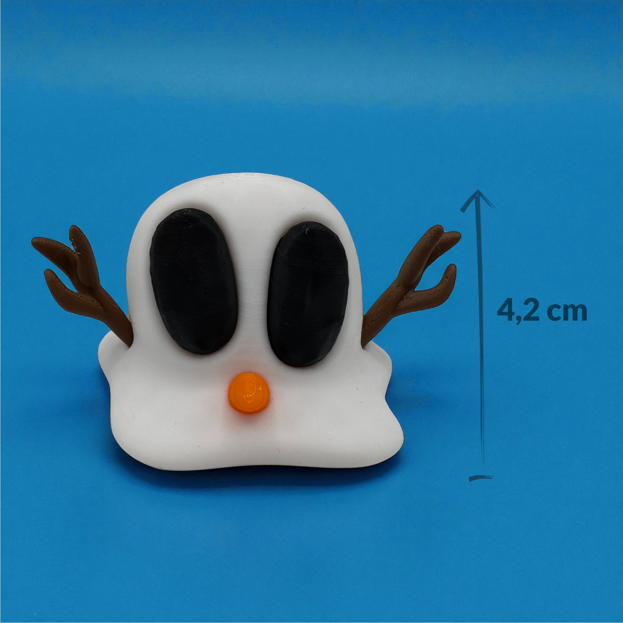 Geschmolzene Mini-Schneemannfigur auf blauem Hintergrund mit sichtbarer Höhenangabe von 4,2 cm als kompakte Größenansicht.