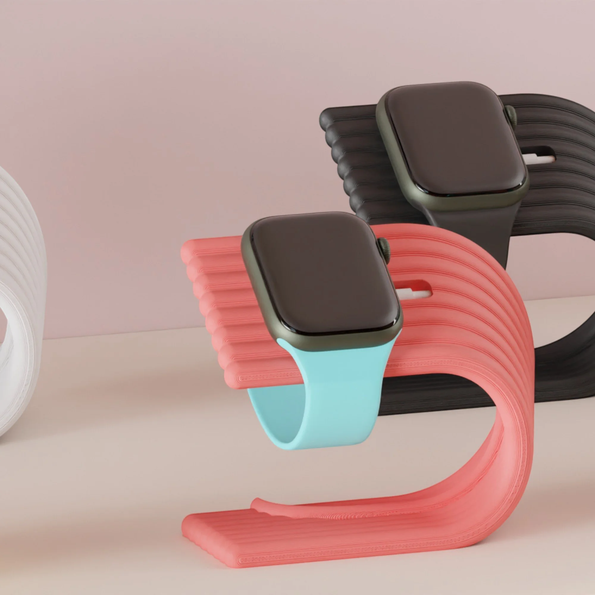 Apple Watch Ladeständer in Koralle und Mint mit aufgesetzter Uhr, geschwungene Standform für ordentliches Laden und saubere Kabelführung.