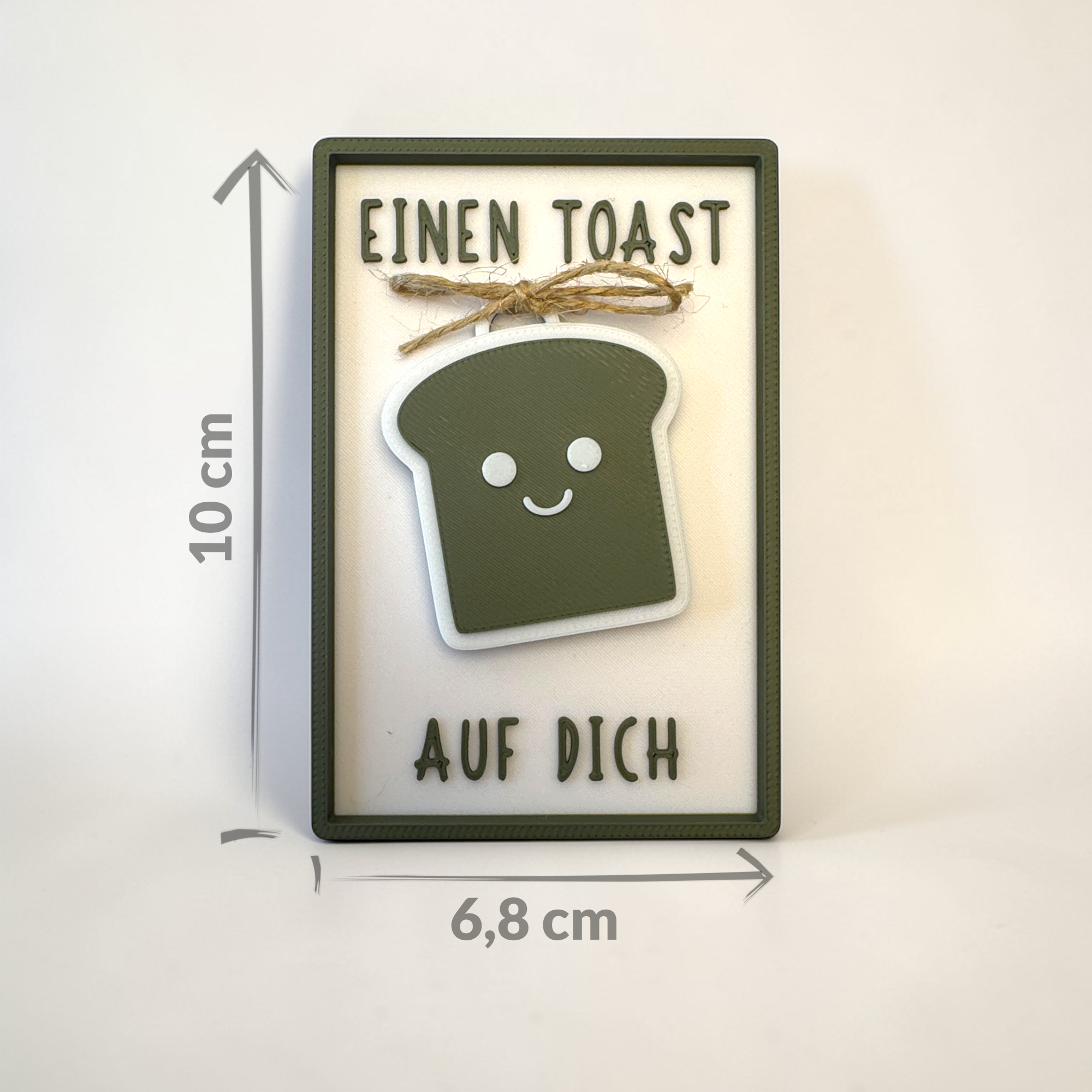 Einzugskarte mit Toast-Schlüsselanhänger und eingezeichneten Maßen von 10 cm Höhe und 6,8 cm Breite auf hellem Hintergrund.