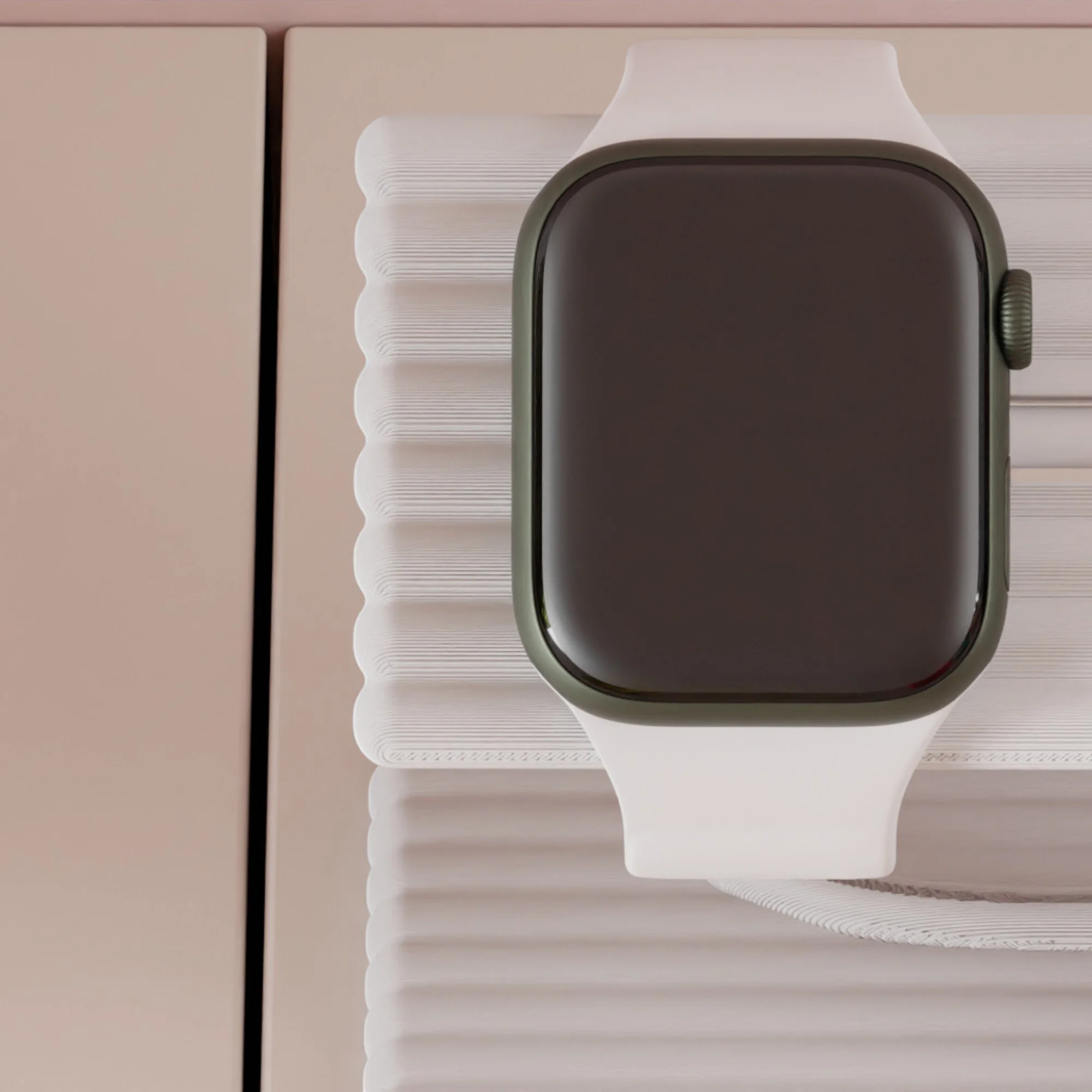 Weißer Apple Watch Ladeständer mit eingesetzter Uhr in Nahaufnahme, sanft gerippte Oberfläche und klare Linien für einen minimalistischen Look.