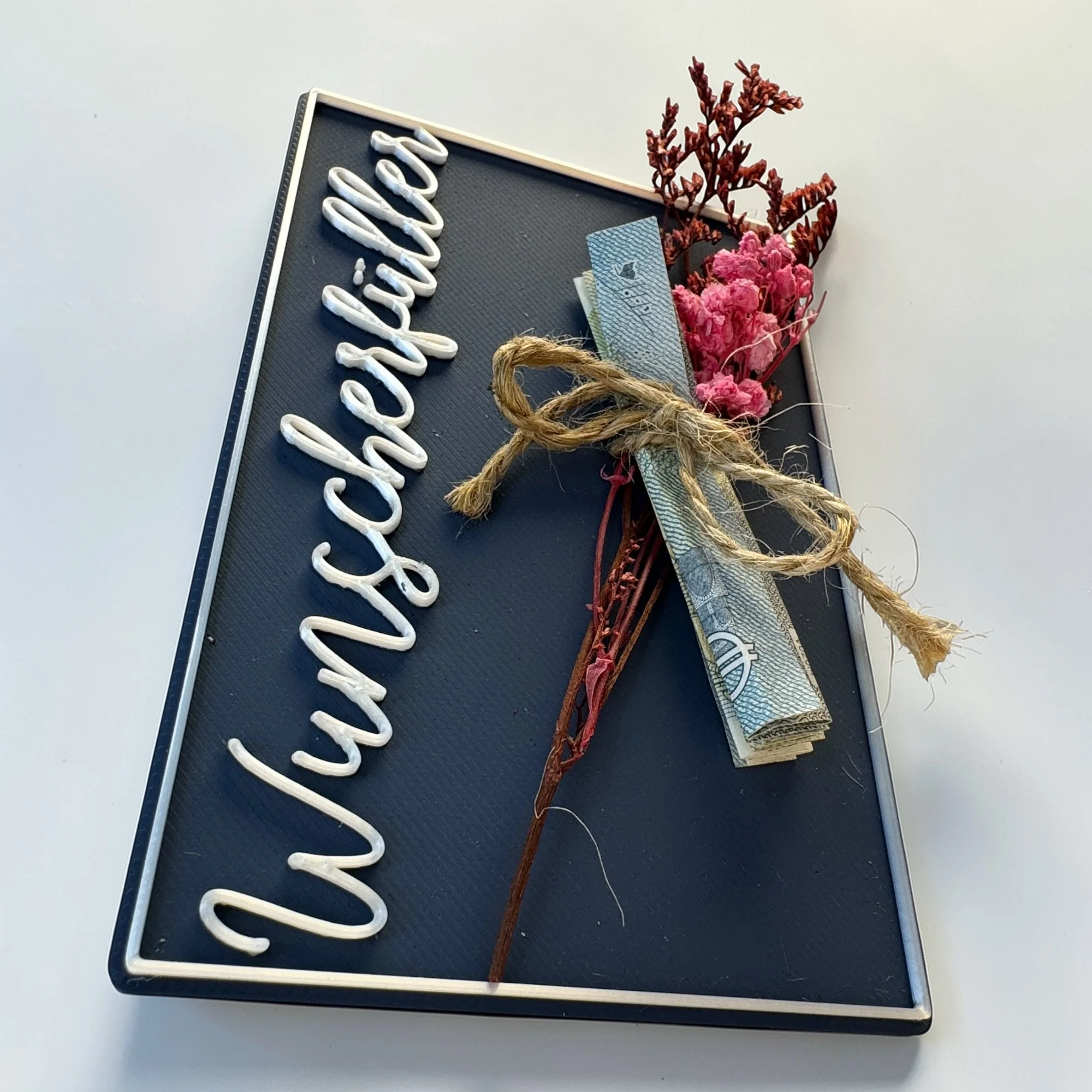 Wunscherfüller Geldgeschenk Karte hochkant arrangiert, mit weißem Schriftzug, Naturband und floralem Trockenblumenstrauß an der Vorderseite