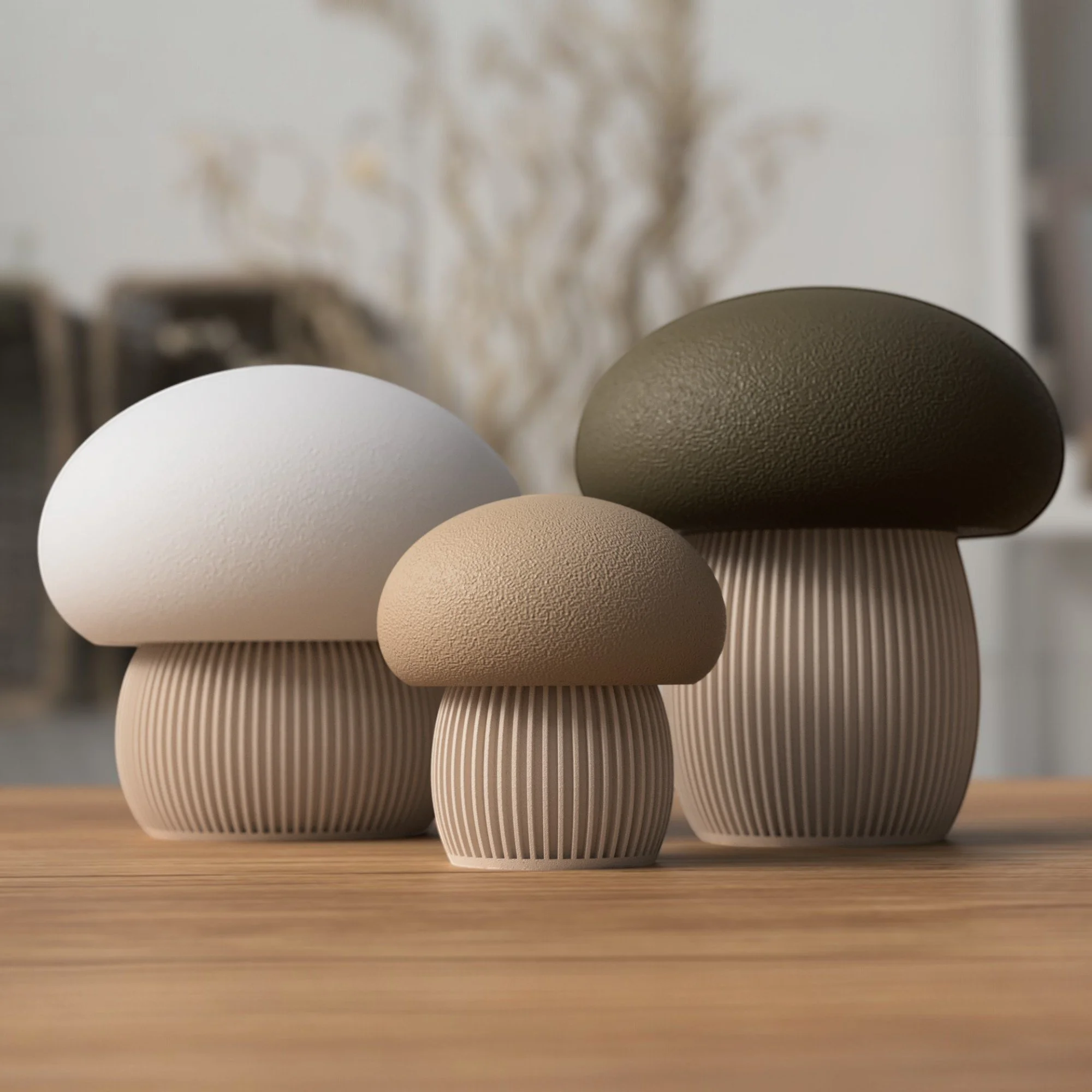 Pilz Behälter im Japandi Stil als 3er Set mit beigen Unterteilen und Deckeln in Weiß, Beige und Dunkelgrün auf einem Holztisch dekoriert.