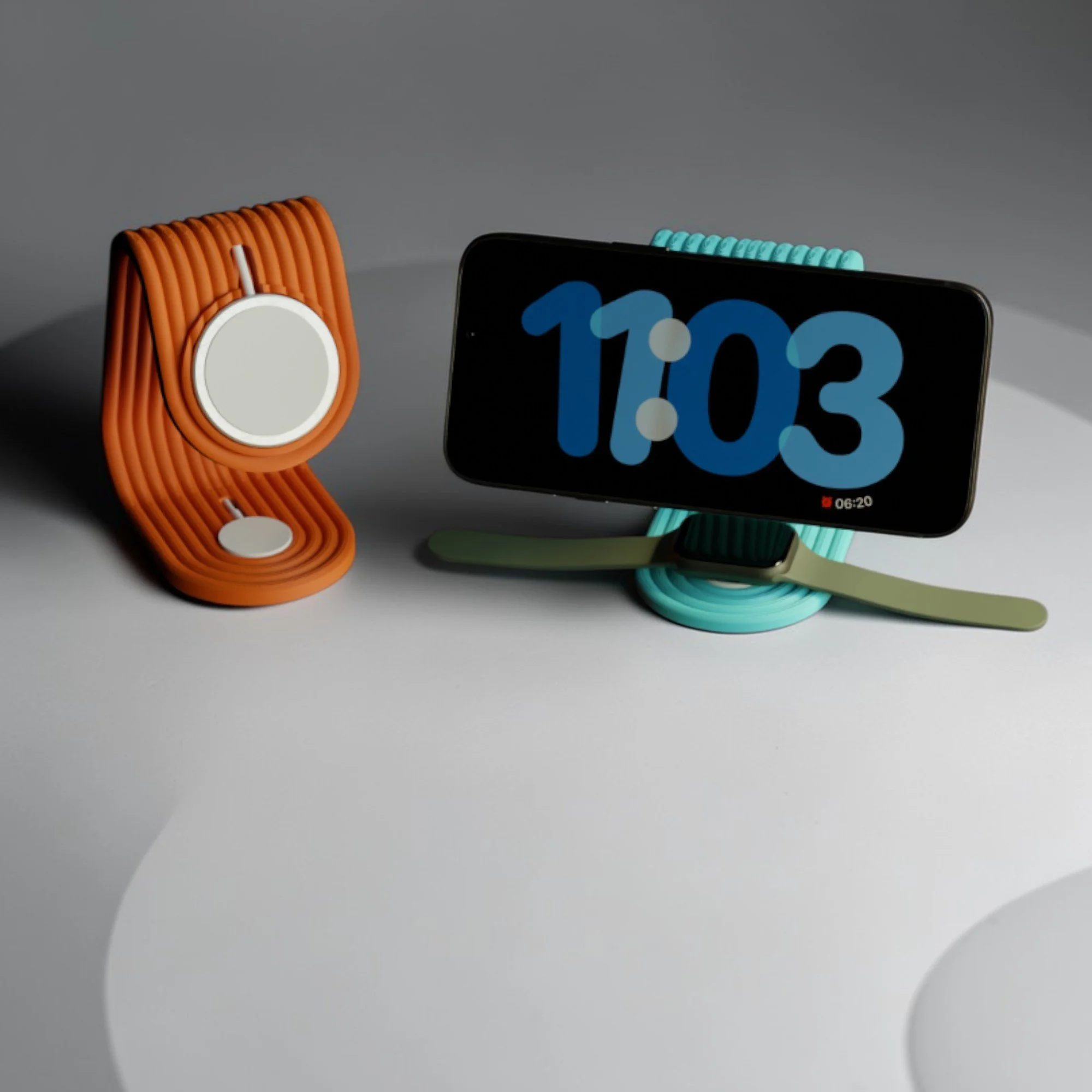 2-in-1 Ladeständer mit eingesetzten Ladepucks für iPhone und Apple Watch in Orange und Petrol, kompakt und platzsparend für Schreibtisch oder Nachttisch