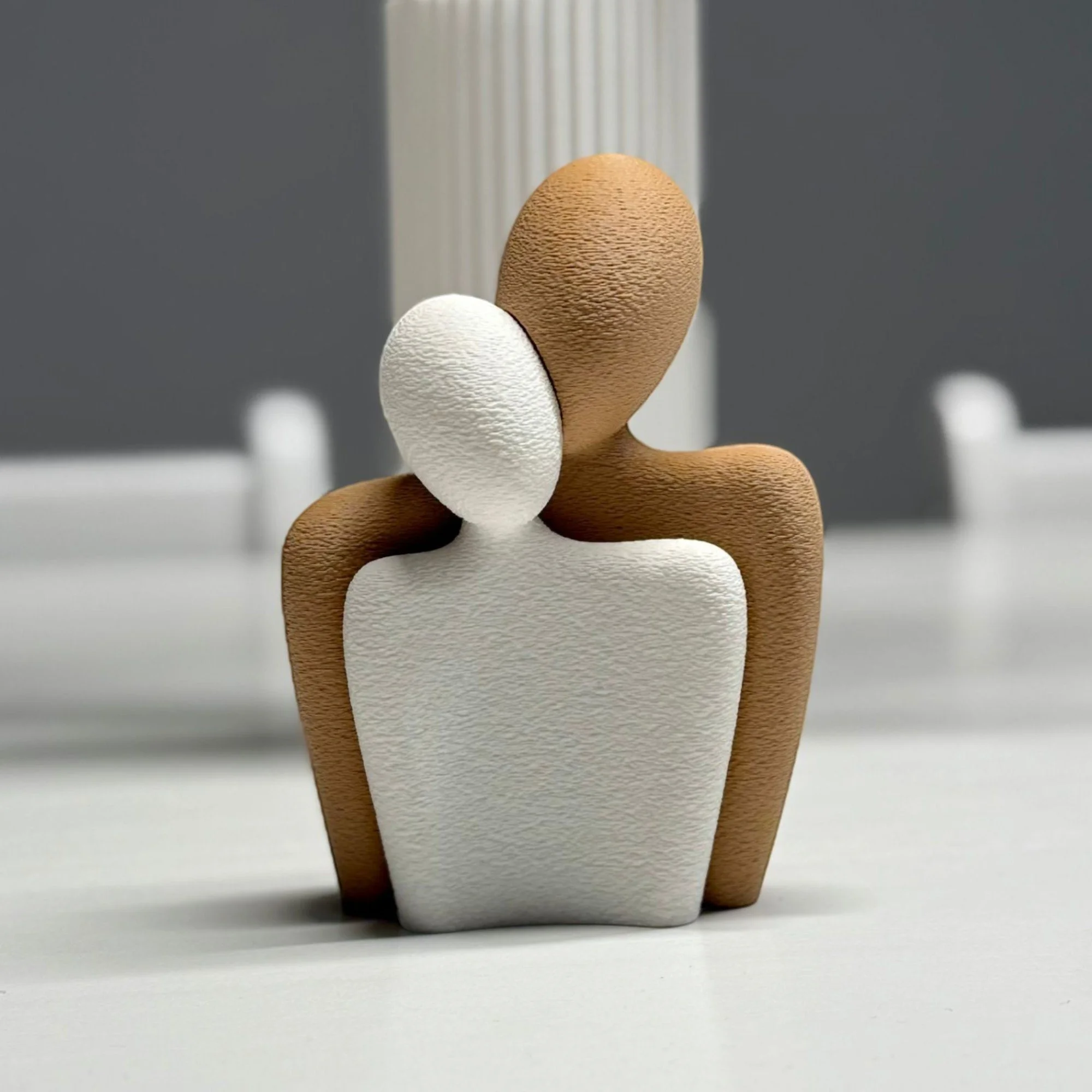 Zweiteilige Paar Skulptur aus 3D-Druck mit getrennten Elementen in Weiß und Holzoptik, modern gestaltet mit weicher, geriffelter Struktur.