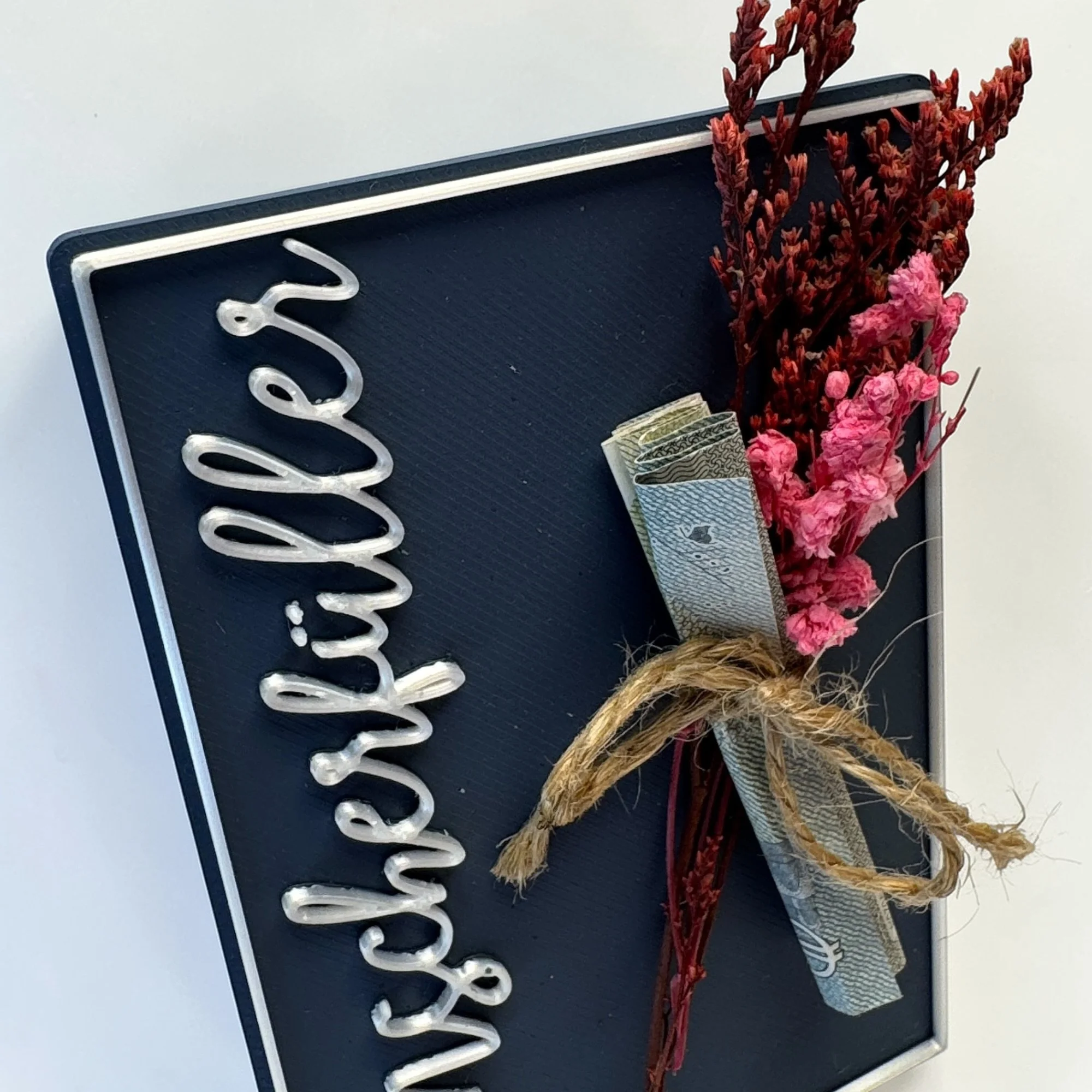 Dunkelblaue Geldgeschenk Karte Wunscherfüller mit weißer Schrift, Juteband, Trockenblumen und befestigtem gerolltem Geldschein