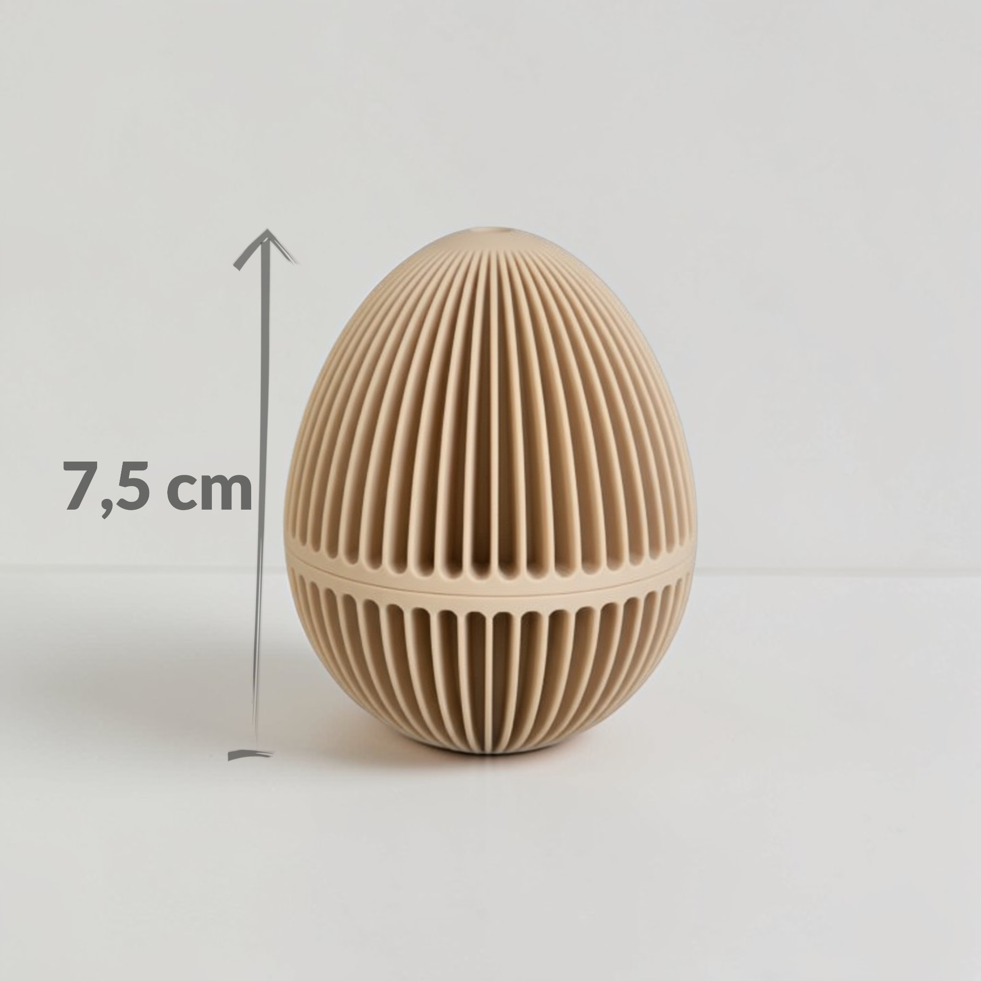 Cremefarbenes Osterei zum Befüllen mit gerippter Oberfläche und sichtbarer Größenangabe von 7,5 cm, freigestellt auf hellem Hintergrund.
