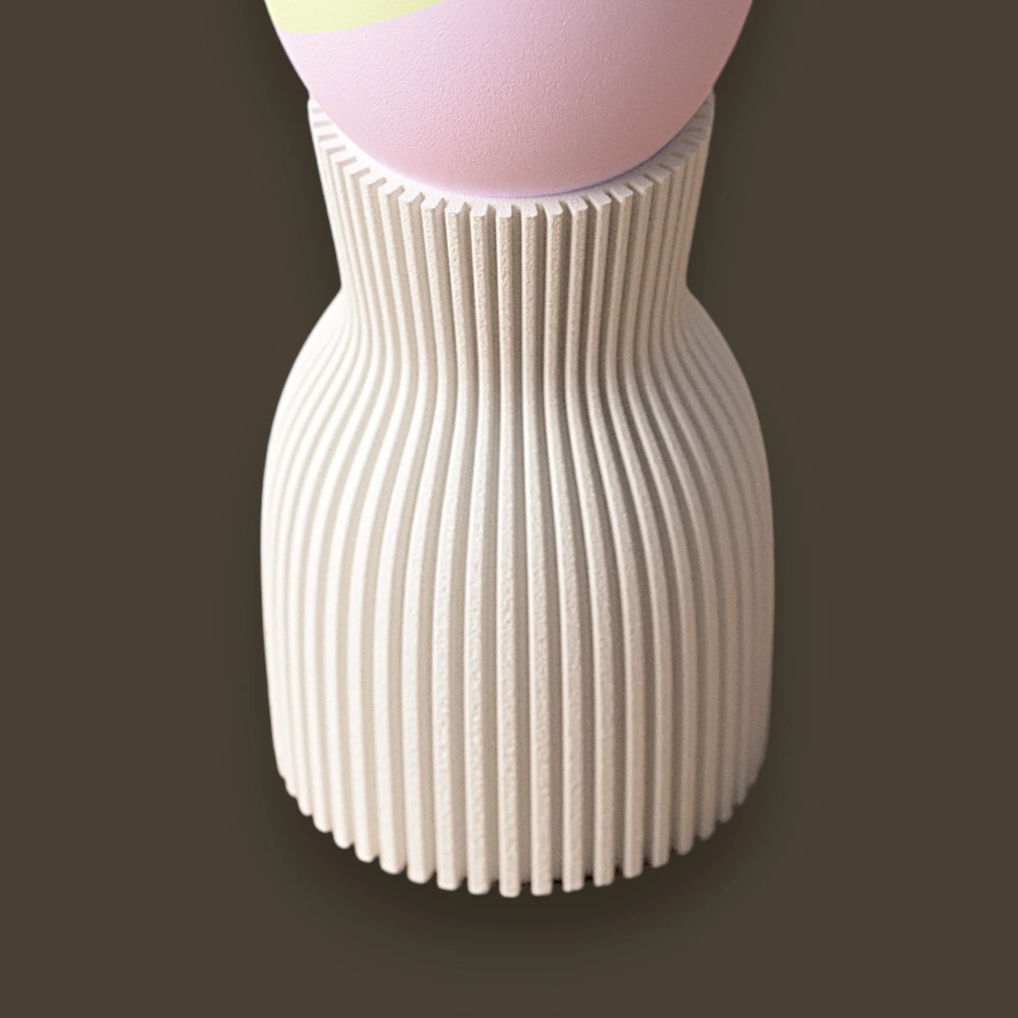 Detailansicht des wendbaren Eierbechers mit feiner geriffelter Oberfläche und pastellfarbenem Ei, modernes Design mit dekorativer Wirkung.