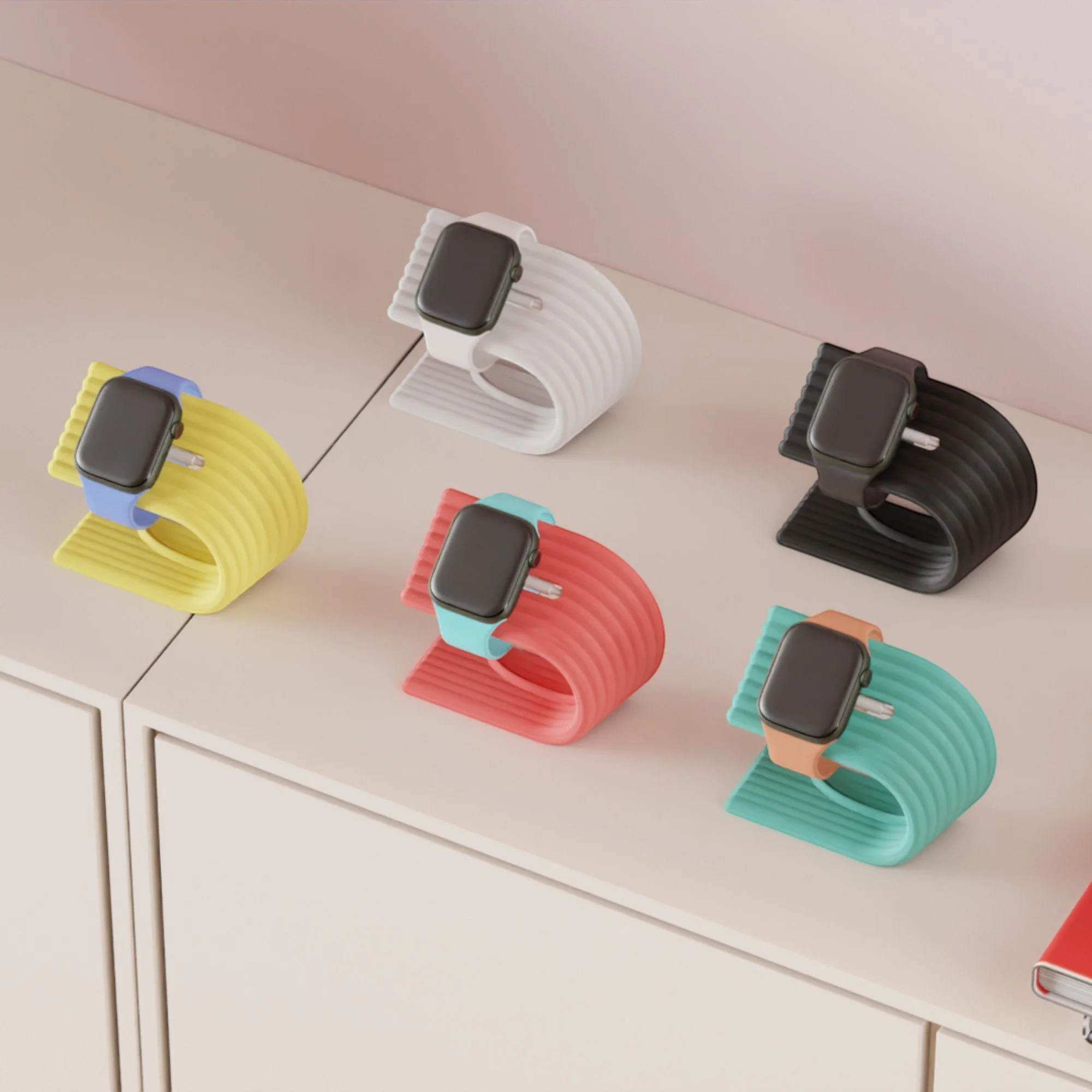 Apple Watch Ladeständer in Gelb, Weiß, Schwarz, Koralle und Mint auf hellem Möbelstück, verschiedene Farboptionen für ein harmonisches Setup.