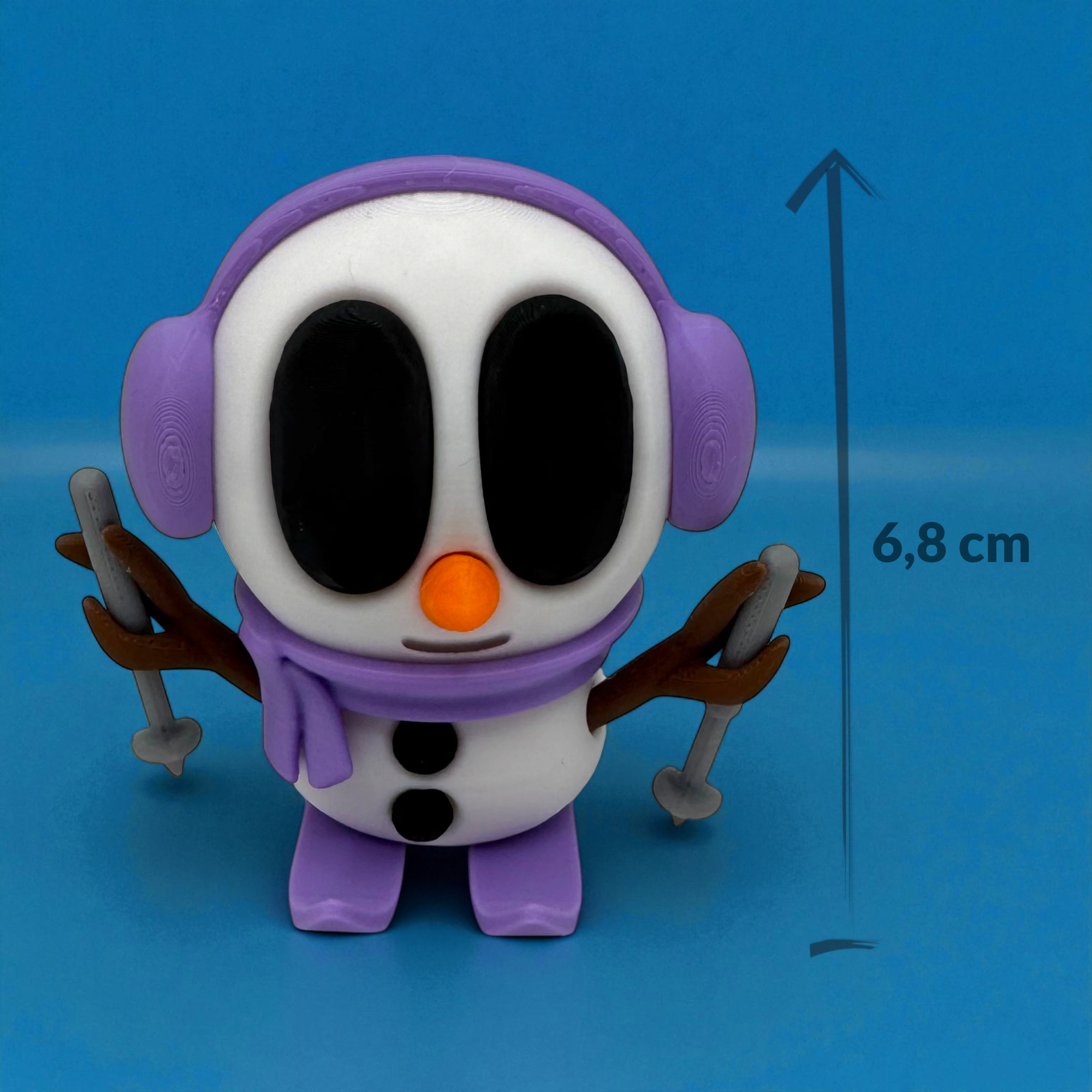 Violette Schneemannfigur mit Ohrenschützern auf blauem Hintergrund, daneben eine Höhenangabe von 6,8 cm zur Größenansicht.