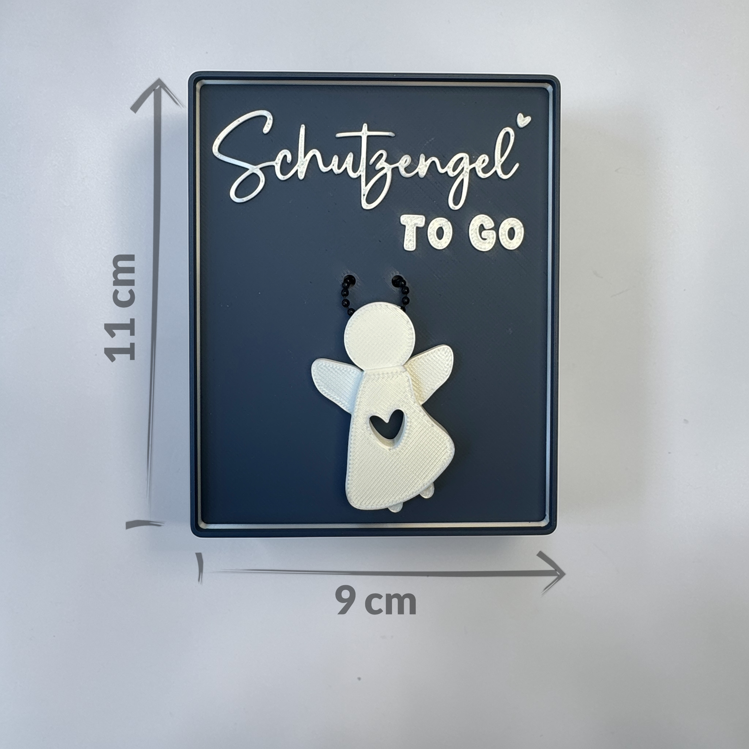 Schutzengel Anhänger in blauer Spruchschale mit sichtbaren Maßen von 11 cm Höhe und 9 cm Breite, kompakt verpackt zum direkten Verschenken.