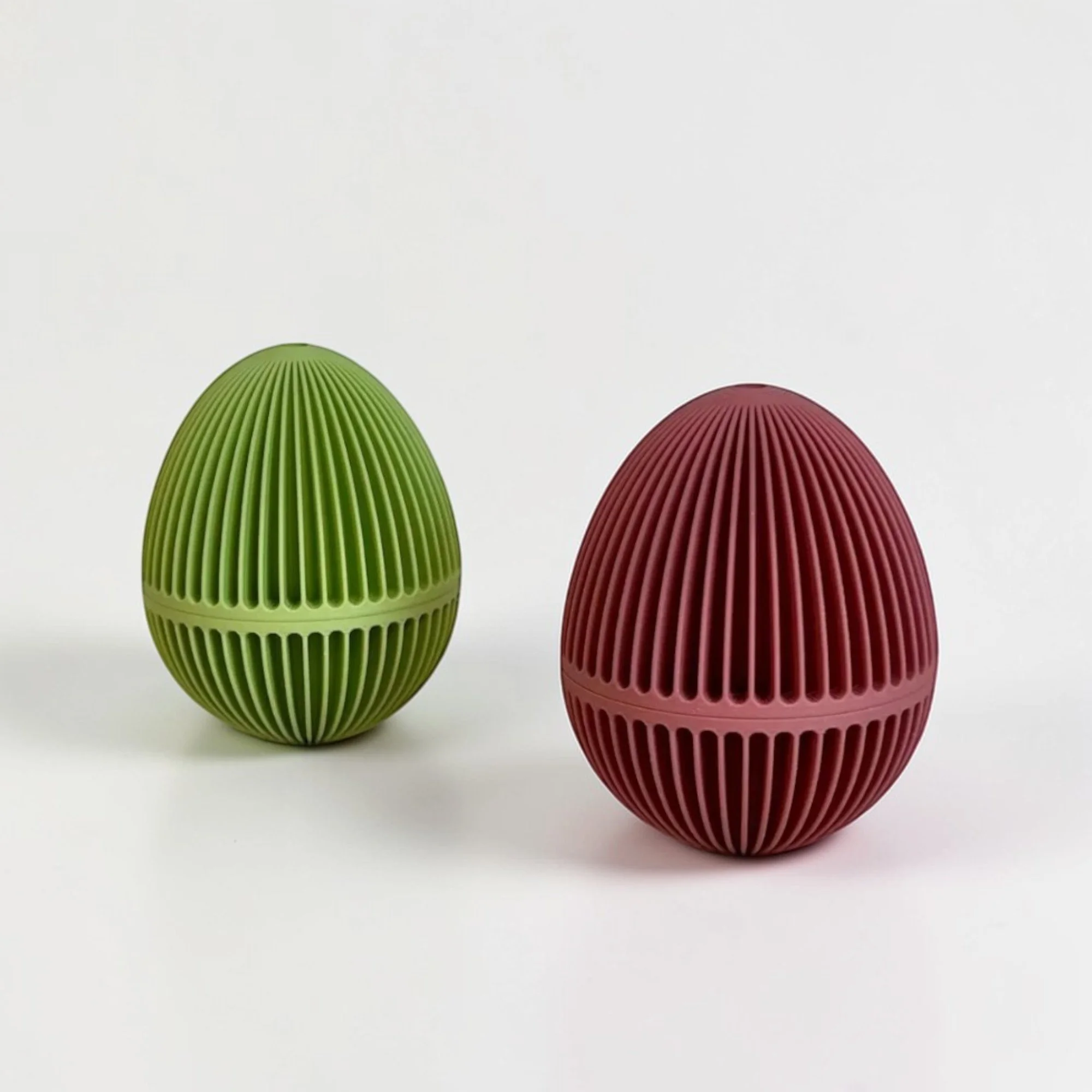Osterei zum Befüllen in Grün und Bordeaux, geschlossen und nebeneinander gestellt, als dekorative Farbvarianten für Osterdeko und saisonale Arrangements.