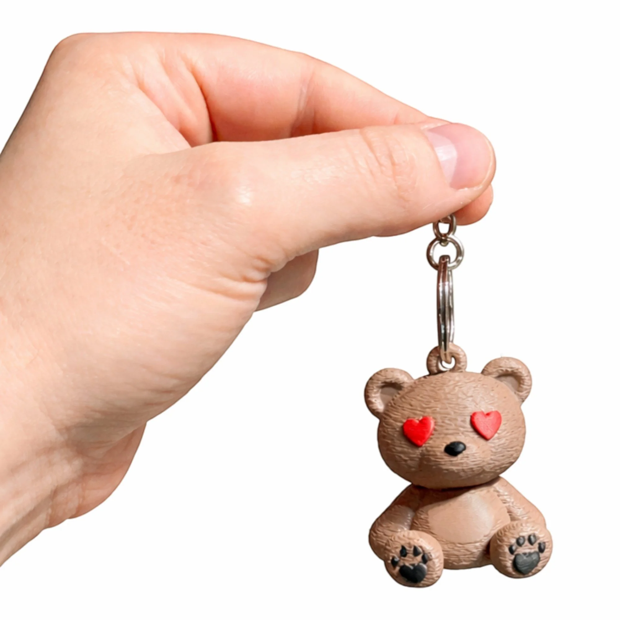 Teddy Schlüsselanhänger mit Herzaugen freihängend an der Kette, kleine verspielte Geschenkidee als Anhänger für Schlüsselbund, Tasche oder Rucksack.