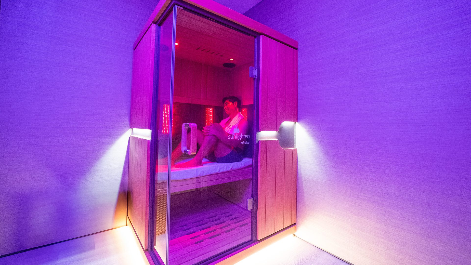 R17 CryoAir Recovery - Cryotherapy reduces pain, accelerates muscle recovery, boosts circulation, and leaves you feeling recharged.