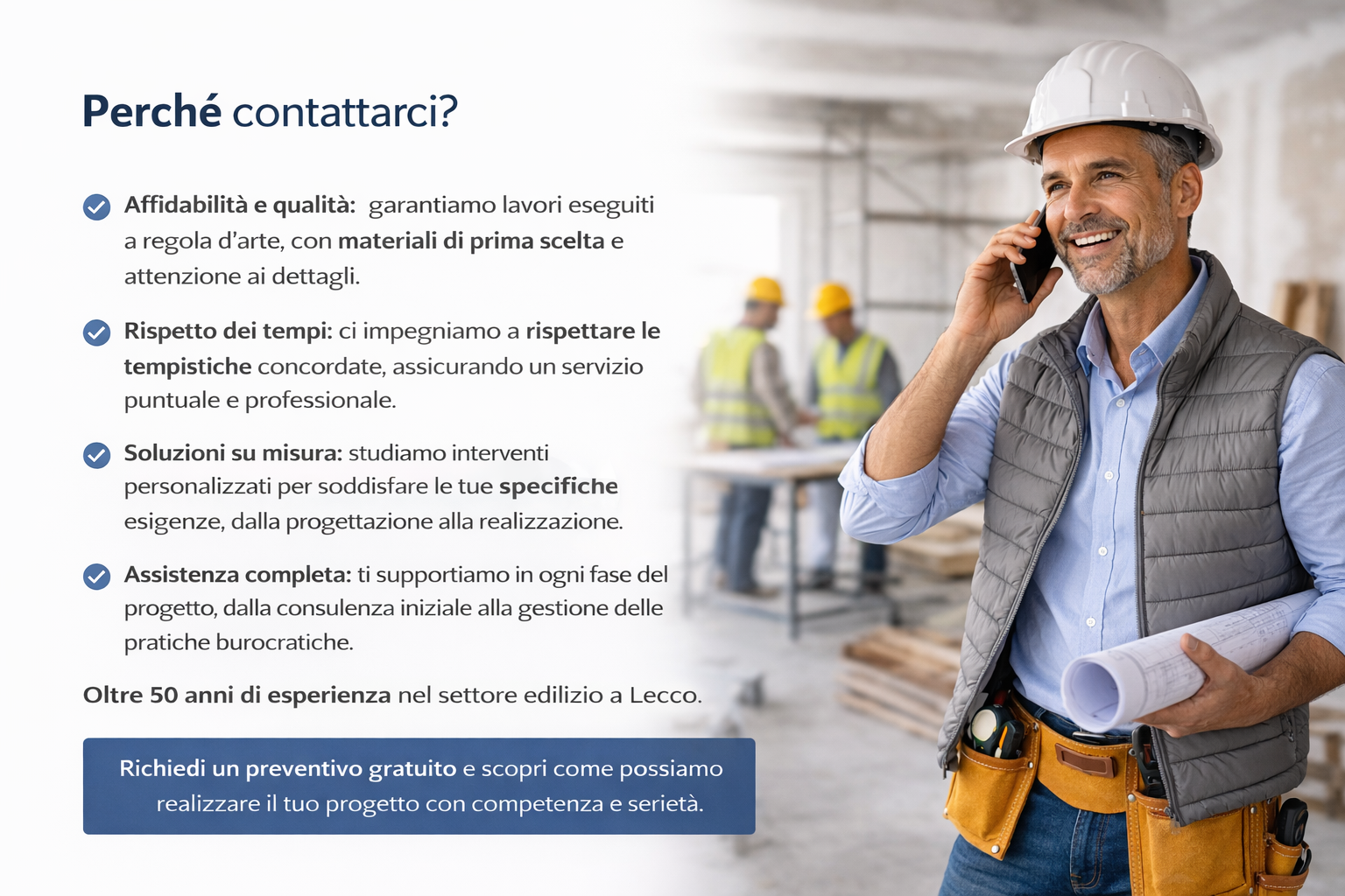 Uomo con casco da cantiere e giubbotto sulla scena di un cantiere edile, che parla al telefono e tiene in mano progetti, con altri operai al lavoro sullo sfondo.