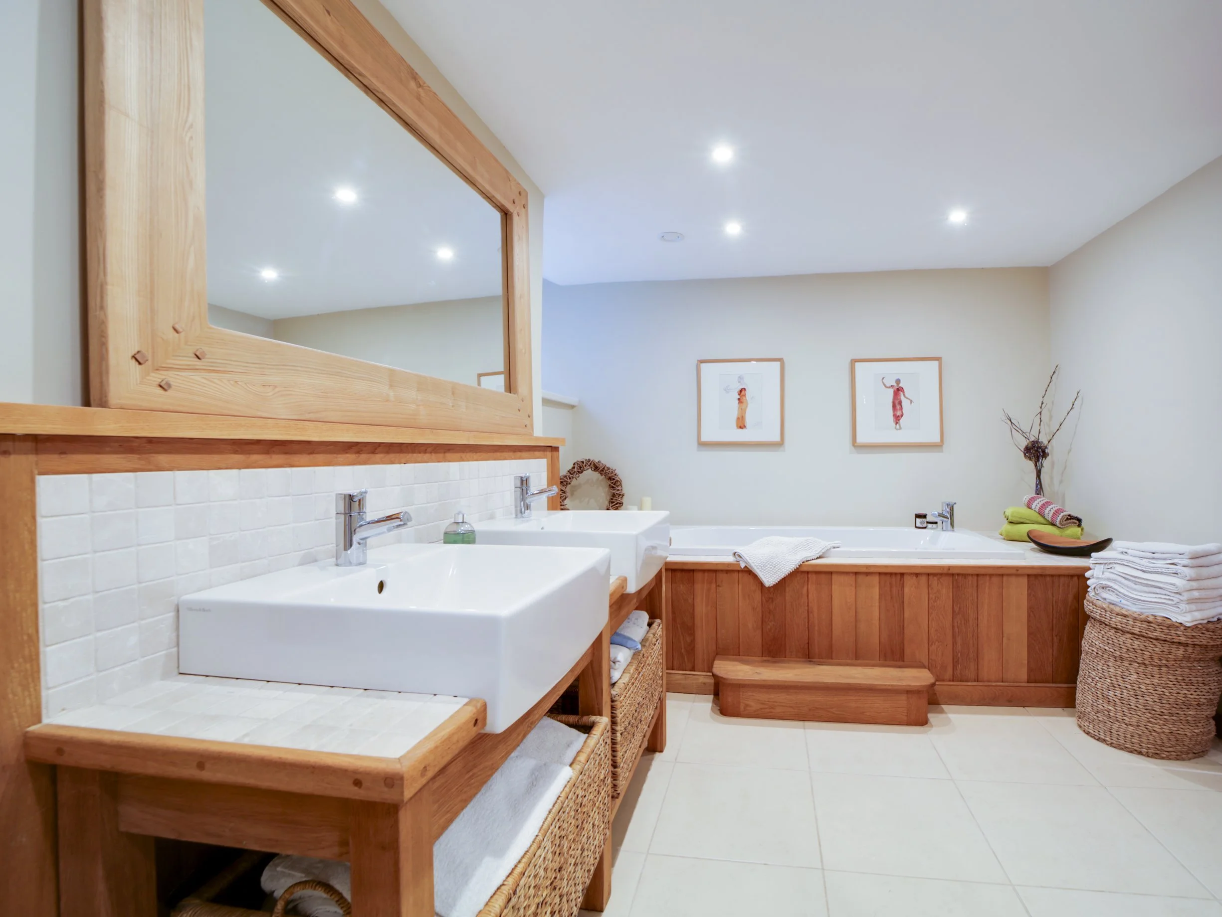 Gilly main Bathroom 1.jpg