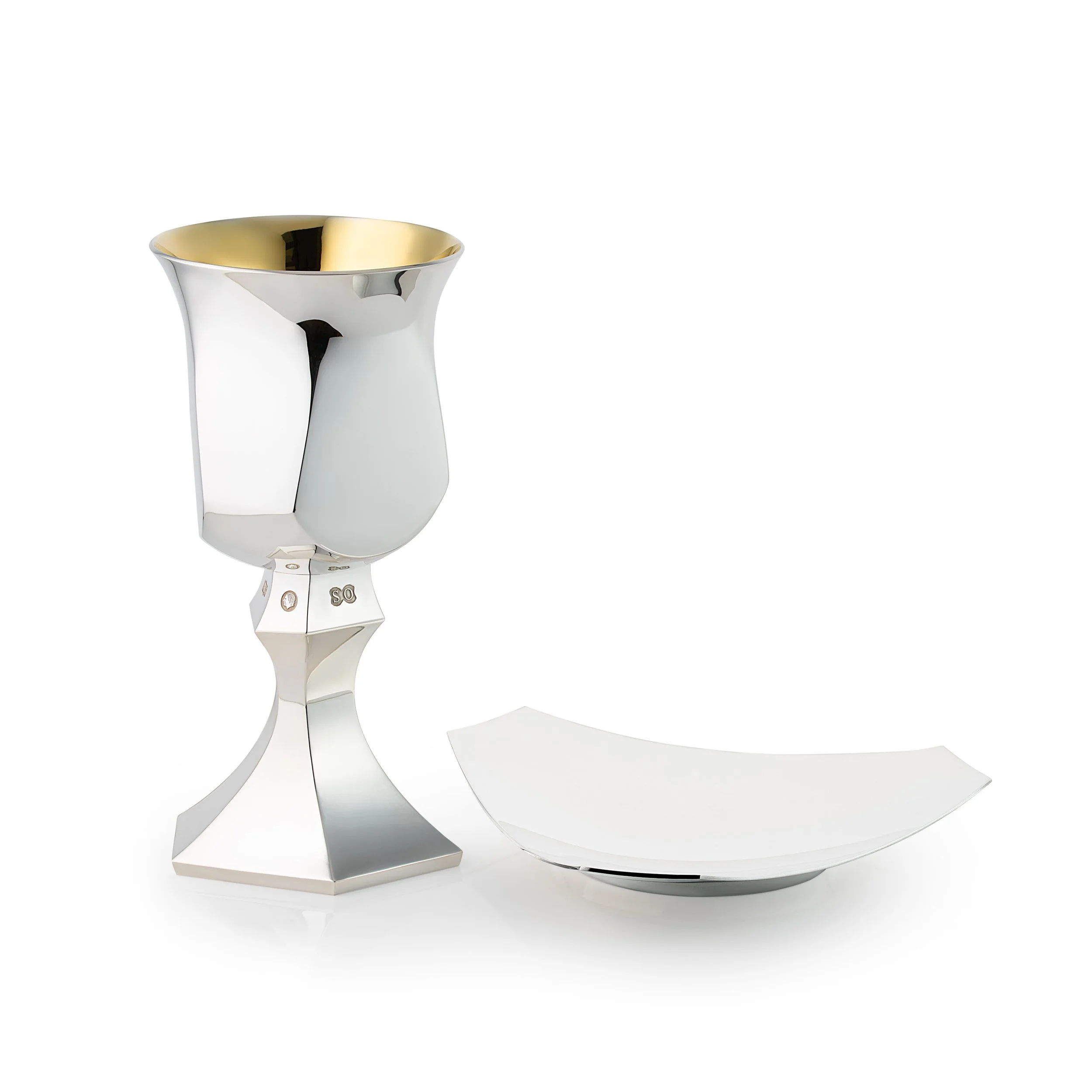 A photograph of a goblet and modern plate in sterling silver and gold by silversmith Harry Stokes.