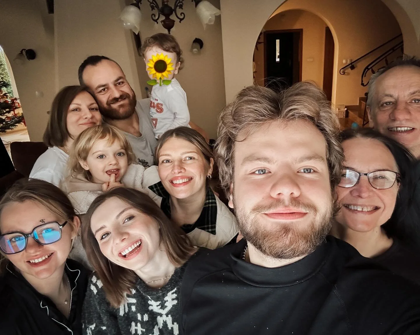 La familia❤️ Kiedyś mieściliśmy się w jednym domu. Dziś każdy z nas nosi osobny wszechświat.
Zmieniliśmy się nie do poznania
i nie zmieniliśmy się wcale.
Od lat, bez instrukcji, uczymy się razem
przebaczać i kochać wytrwale.