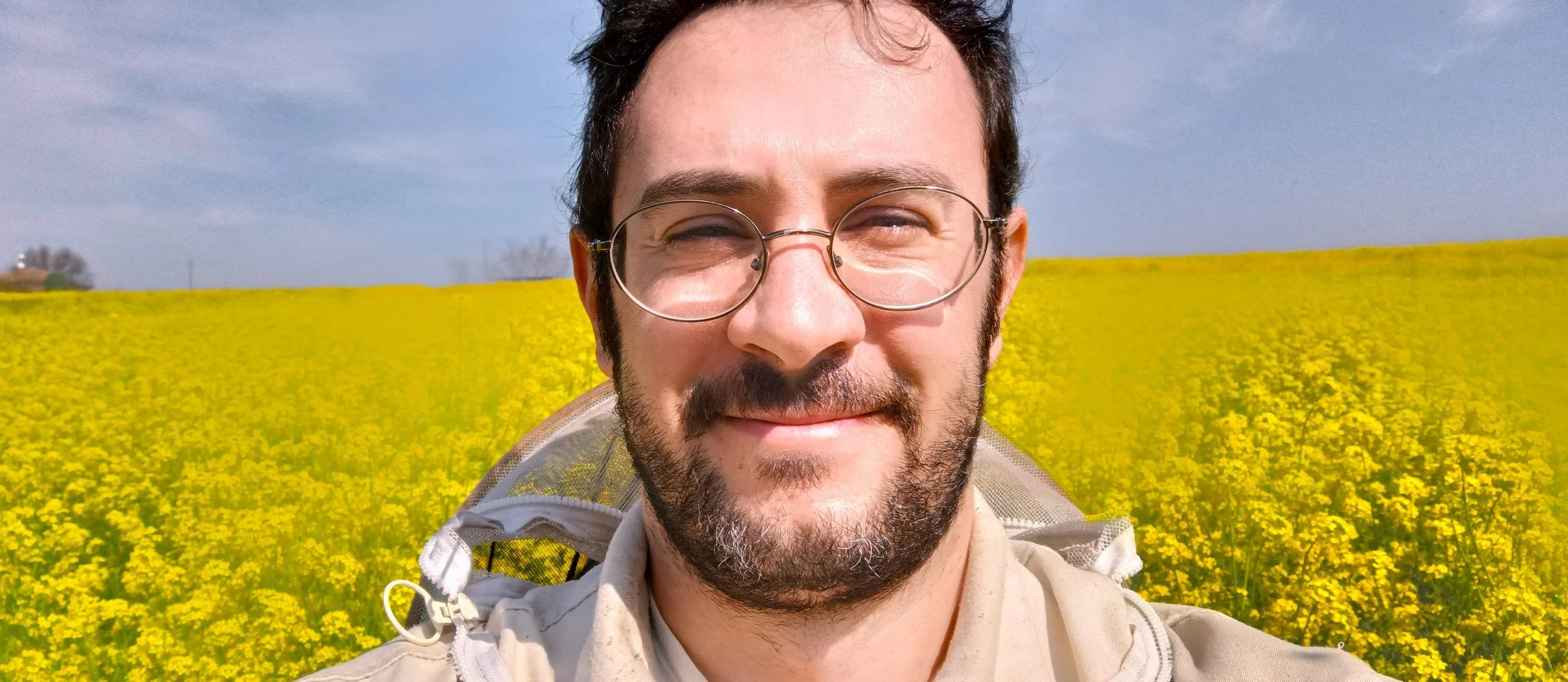 Italian bee-friendly beekeeper producing raw italian honey in Modena, ethical beekeeping