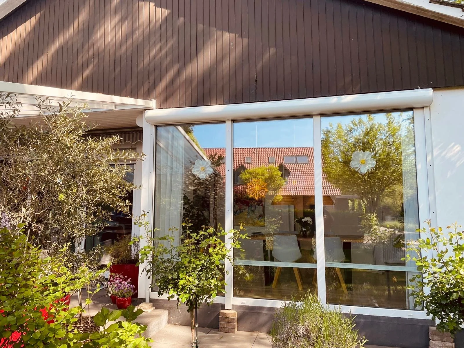Große Fensterfront mit weißer Rolllade